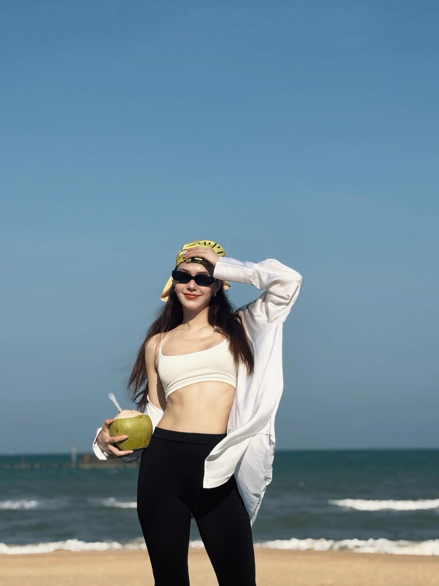 Cơ bụng của mẹ 1 con Minh Hằng khi thả dáng trong ngày đầu nghỉ lễ.