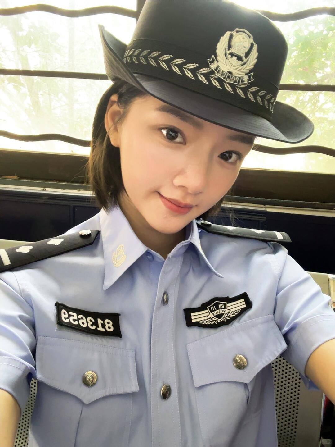Nhậm Mẫn gây tranh cãi vì ảnh tự sướng mặc đồng phục cảnh sát
