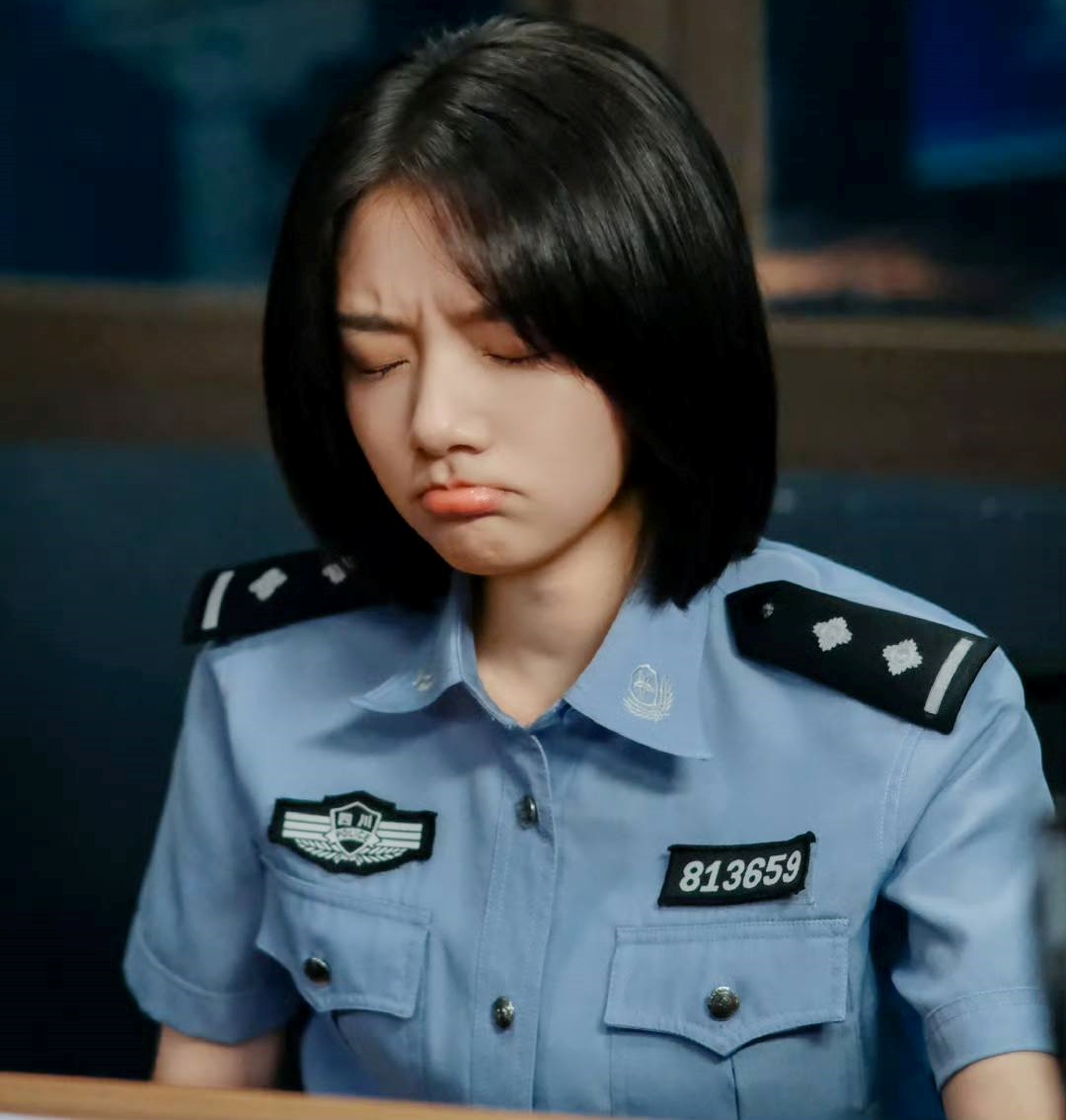 Đóng cảnh sát nhưng Nhậm Mẫn vẫn giữ nét diễn ngây ngô trẻ con