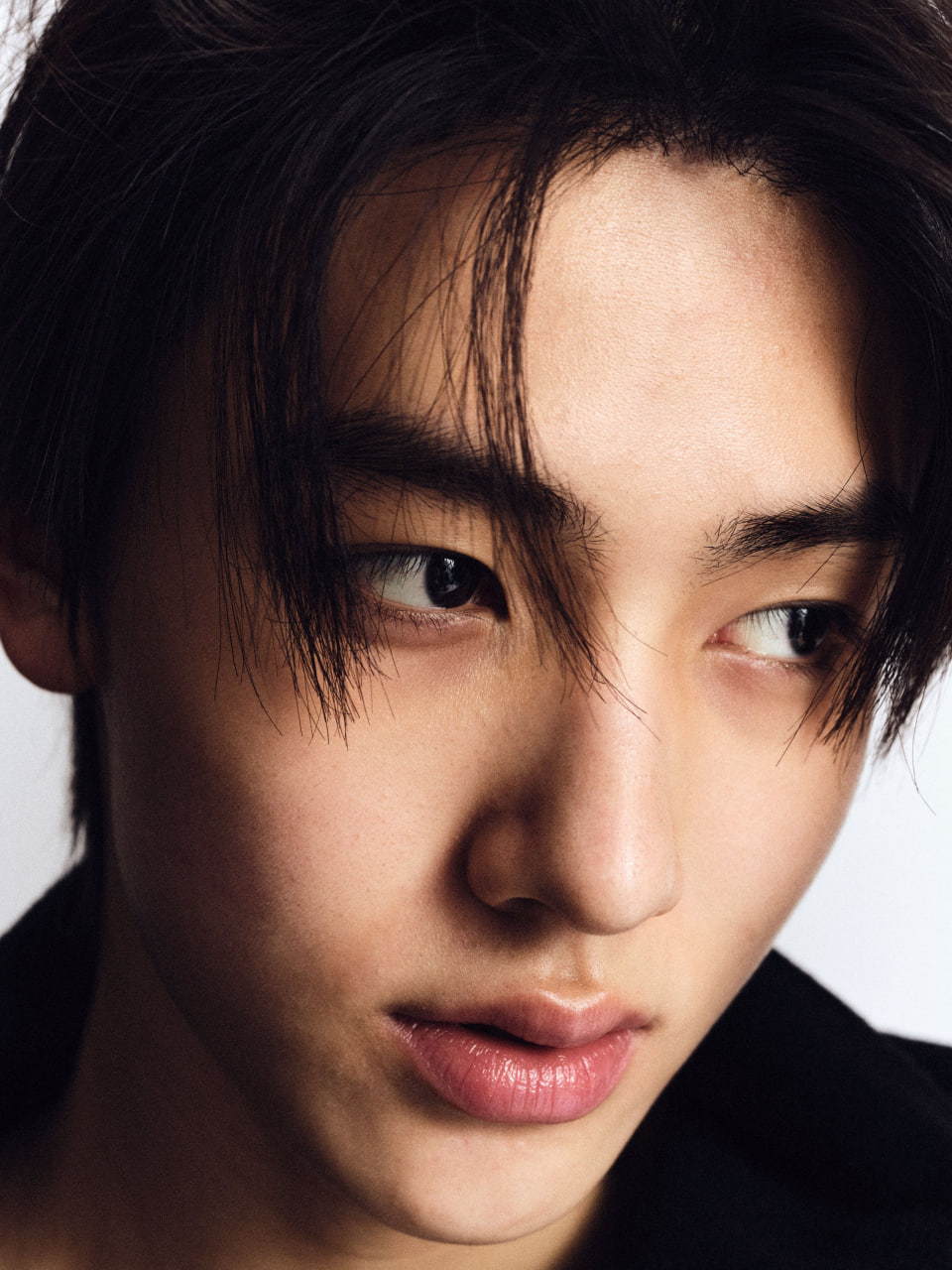 Seonghyeon thường xuyên chiếm trọn spotlight nhờ visual tươi sáng, chiều cao 1m75 nổi bật cùng thần thái biểu diễn chững chạc, cuốn hút hơn hẳn so với độ tuổi thực