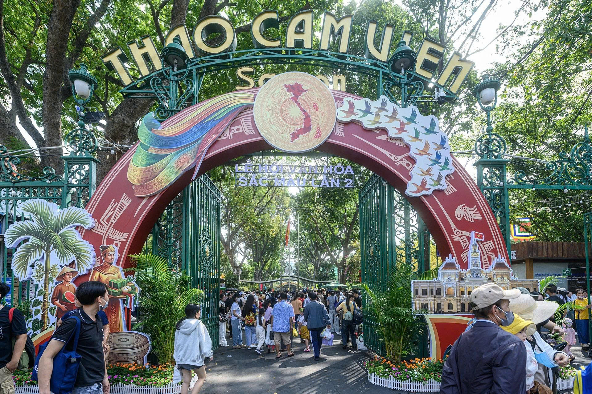 ĐỘC LẠ NGÀY LỄ: Biển người đổ bộ Thảo Cầm Viên từ sớm chỉ để... dự đám cưới hươu cao cổ!