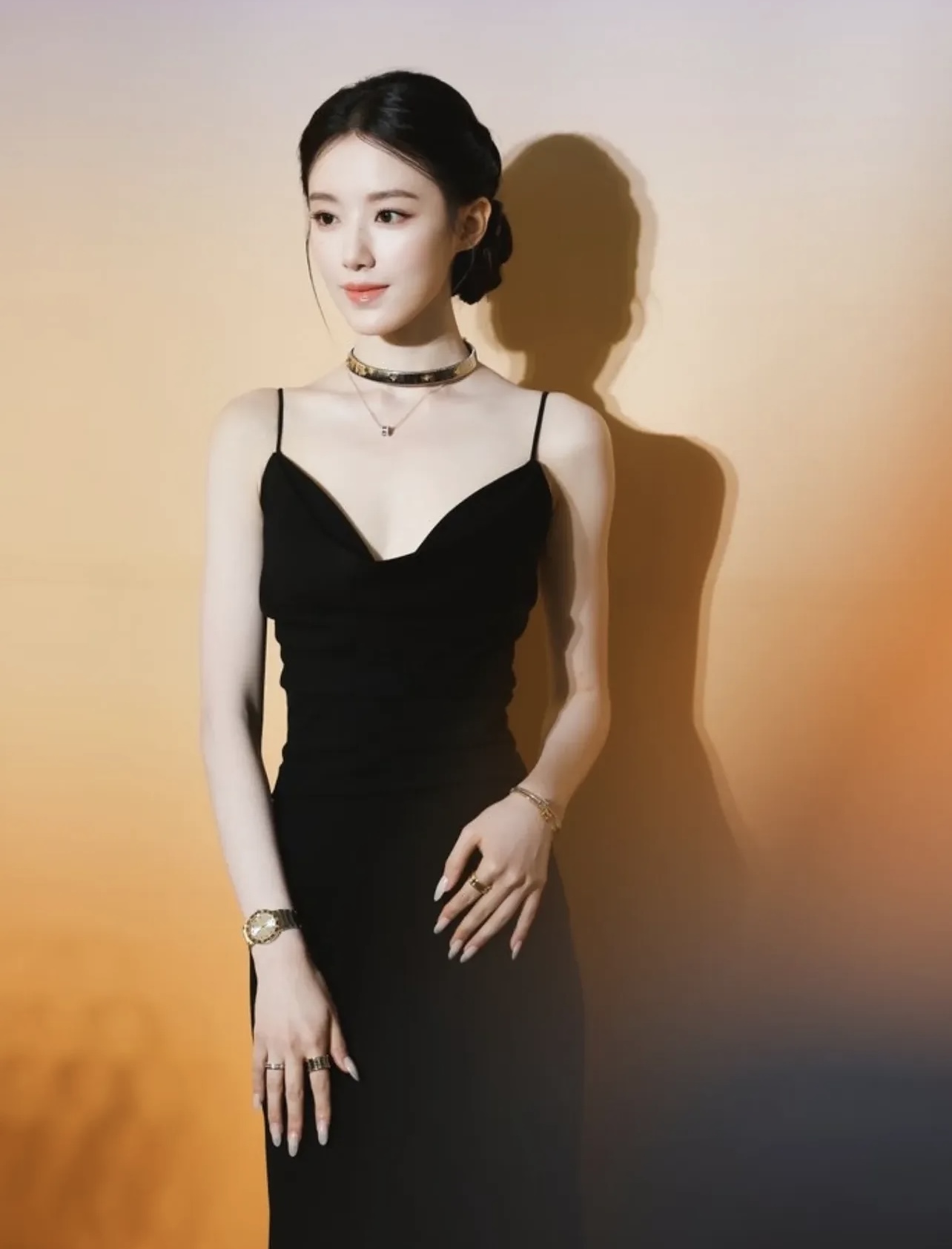 Vóc dáng mảnh mai cùng vòng eo mỏng dính của nữ idol tại sự kiện.