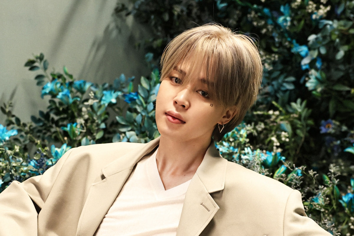Jimin cũng có hoạt động solo nổi bật