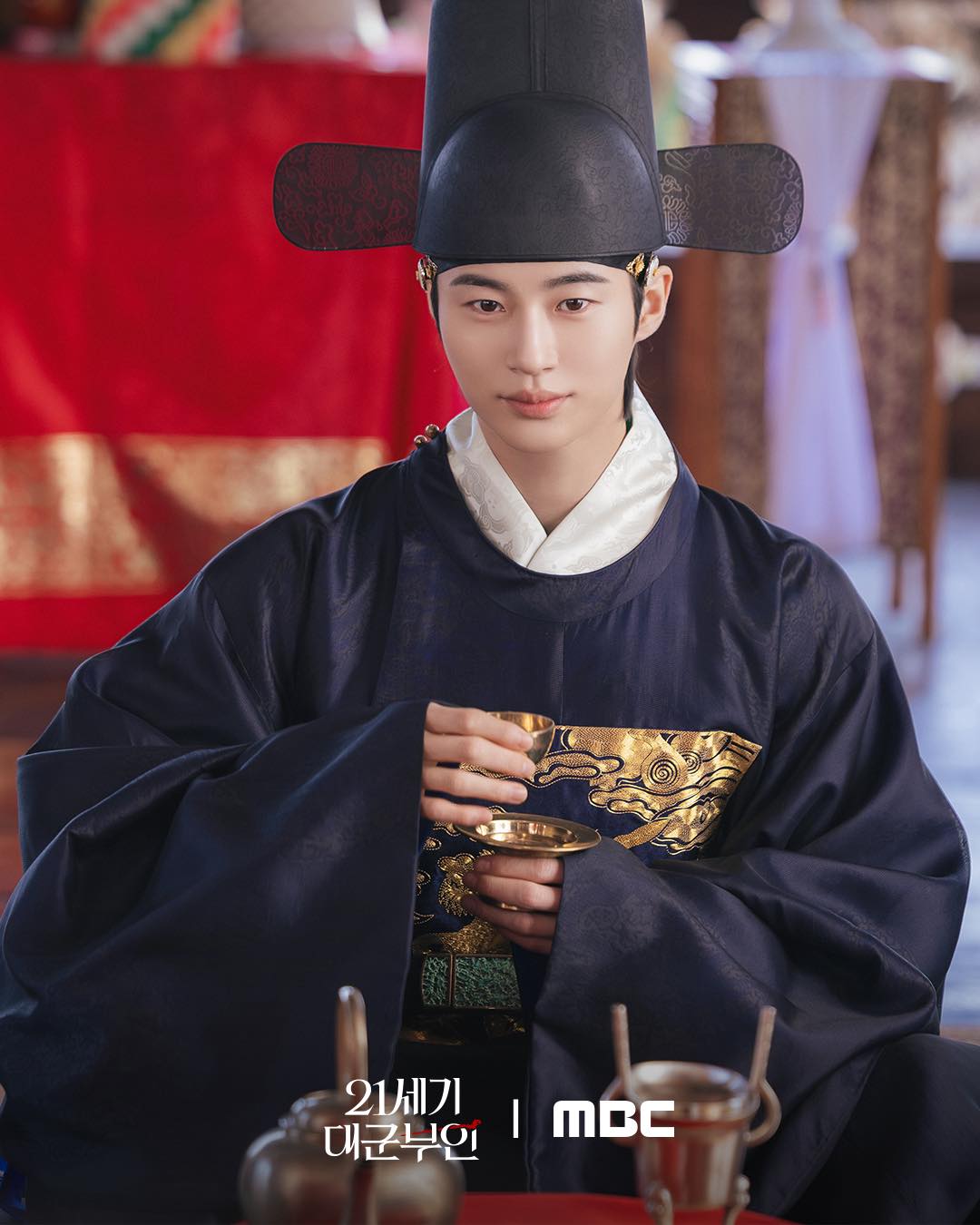 Perfect Crown tập 7: IU bị đầu độc, Byeon Woo Seok chống lại cả thế giới để bảo vệ vợ yêu