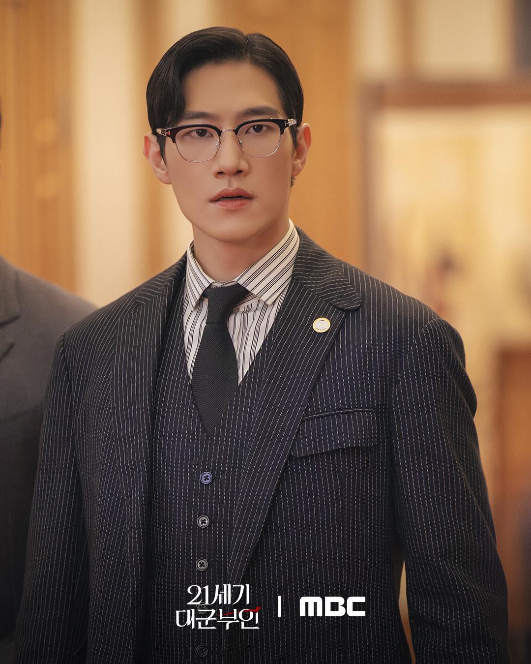 Thủ tướng Min Jeong Woo không thể giấu được tình cảm thầm mến dành cho Hee Joo