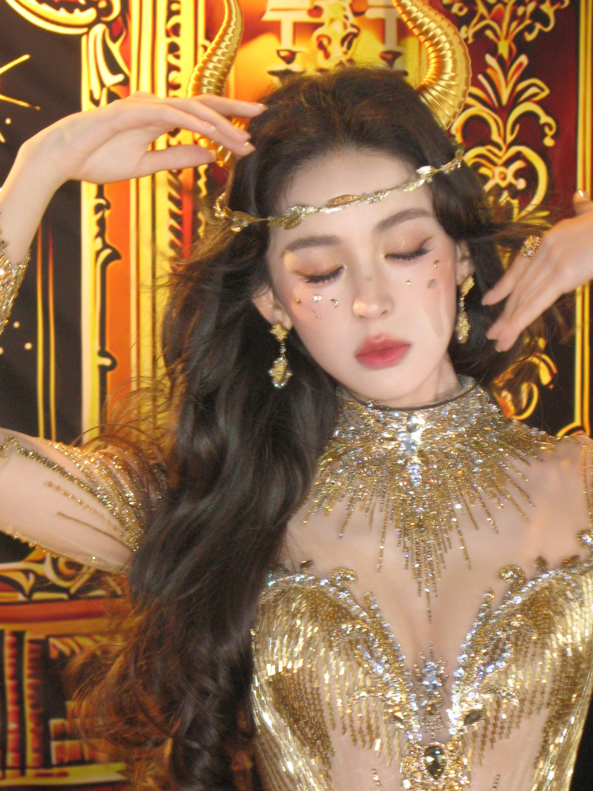 Nữ thần Kim Ngưu đang viral khắp Trung Quốc: Nhan sắc như thiên sử thi thần thoại, lấp lánh hơn cả vàng