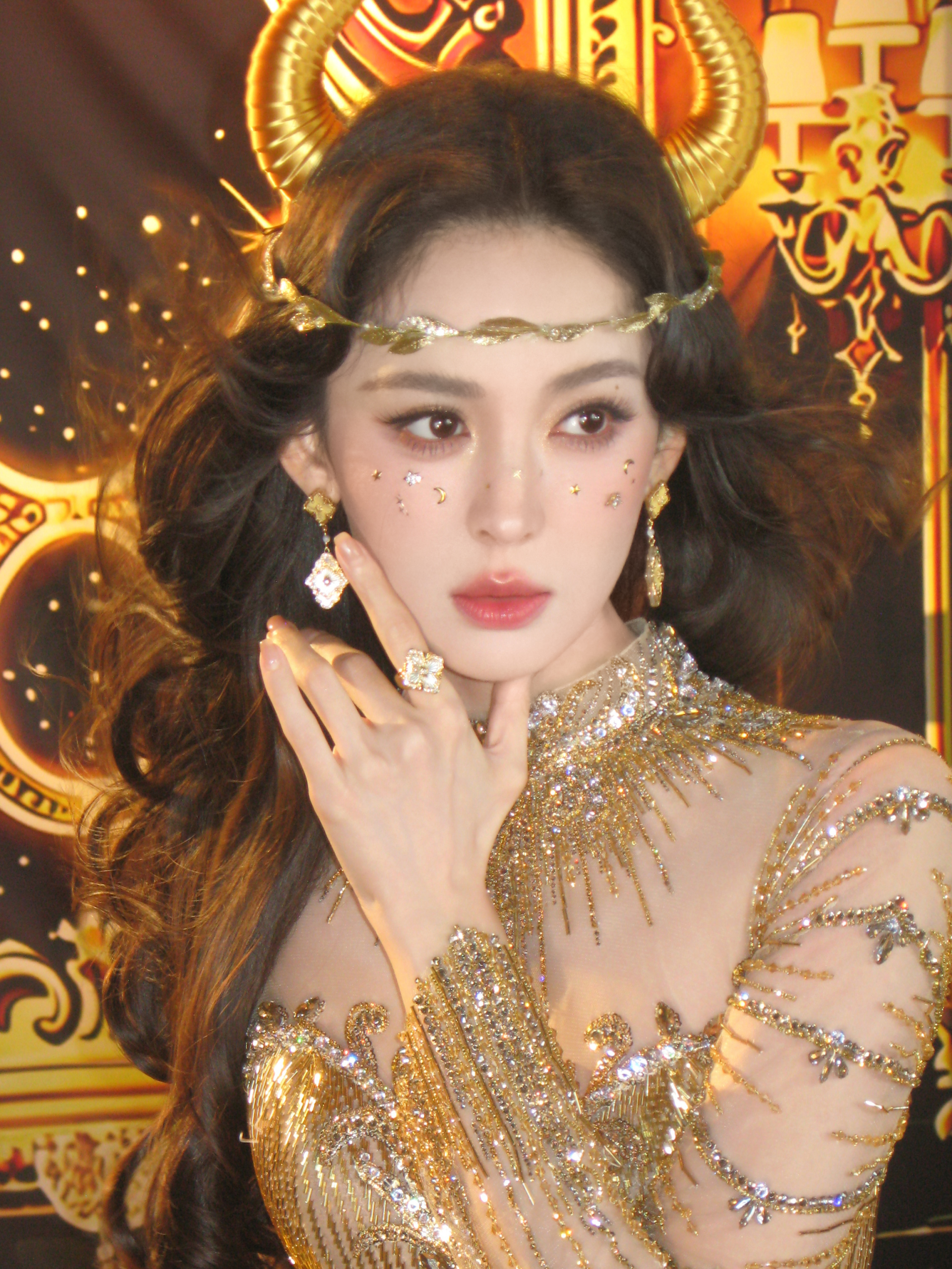 Nữ thần Kim Ngưu đang viral khắp Trung Quốc: Nhan sắc như thiên sử thi thần thoại, lấp lánh hơn cả vàng