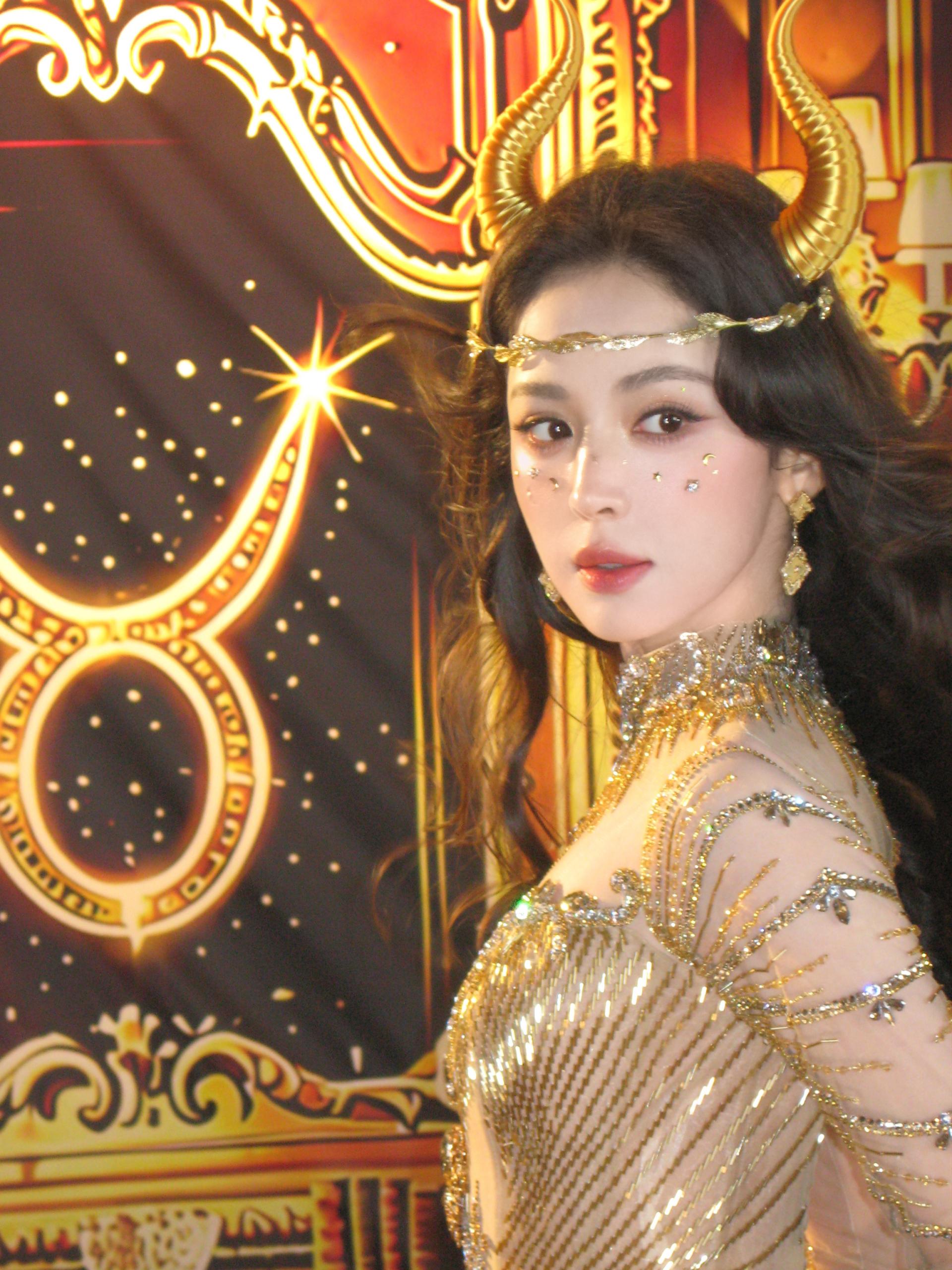 Nữ thần Kim Ngưu đang viral khắp Trung Quốc: Nhan sắc như thiên sử thi thần thoại, lấp lánh hơn cả vàng