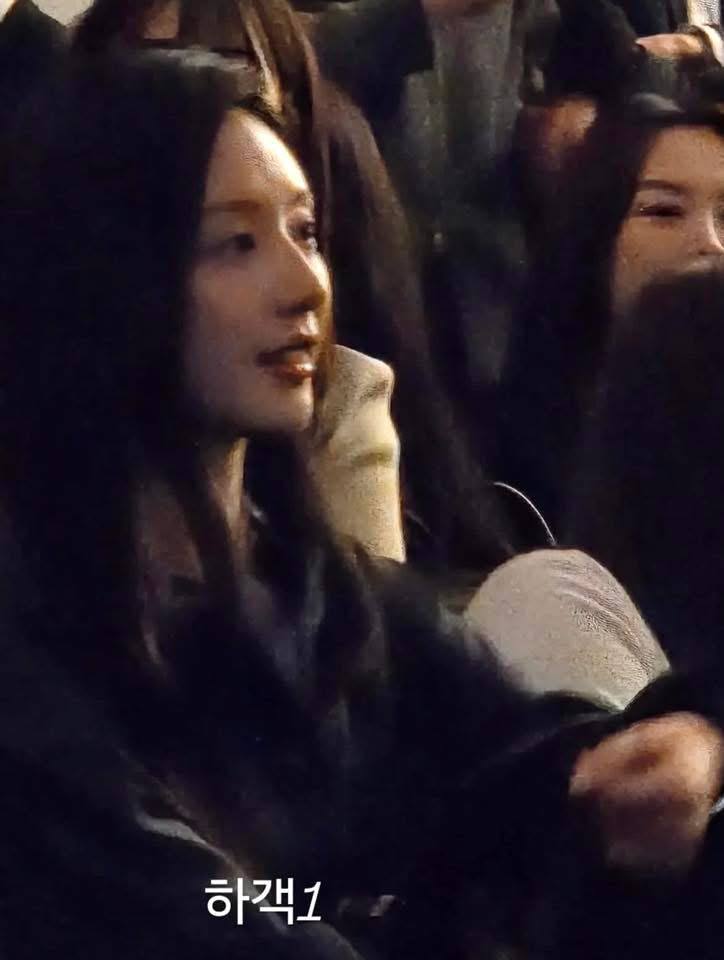 Một góc máy khác rõ nét hơn gương mặt của Kim Ji Won. Visual chuẩn nữ thần của nữ diễn viên chẳng cần trang phục cầu kỳ vẫn đủ toả sáng. (Ảnh: X)
