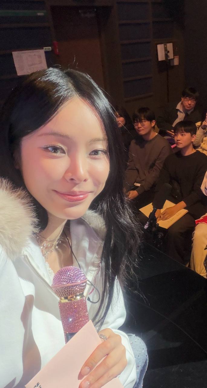 Heize chụp ảnh cùng fan Việt trong concert (ảnh: NVCC)