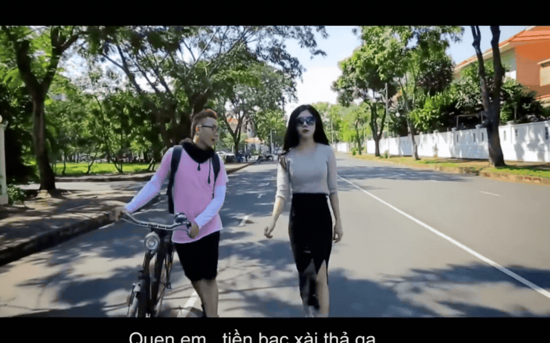 Không chỉ ghi điểm ở phần ca từ và giai điệu điện tử bắt tai, ý tưởng thực hiện MV của Anh Không Đòi Quà thực sự đã tạo ra một cơn sốt chưa từng có