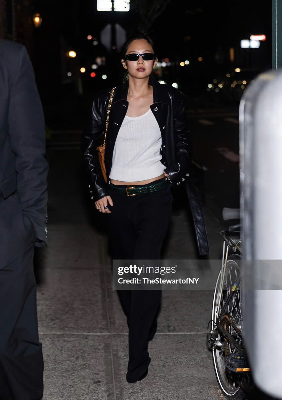 Jennie được bắt gặp trên đường phố New York trước ngày diễn ra Met Gala 2026. (Nguồn: Getty Images)