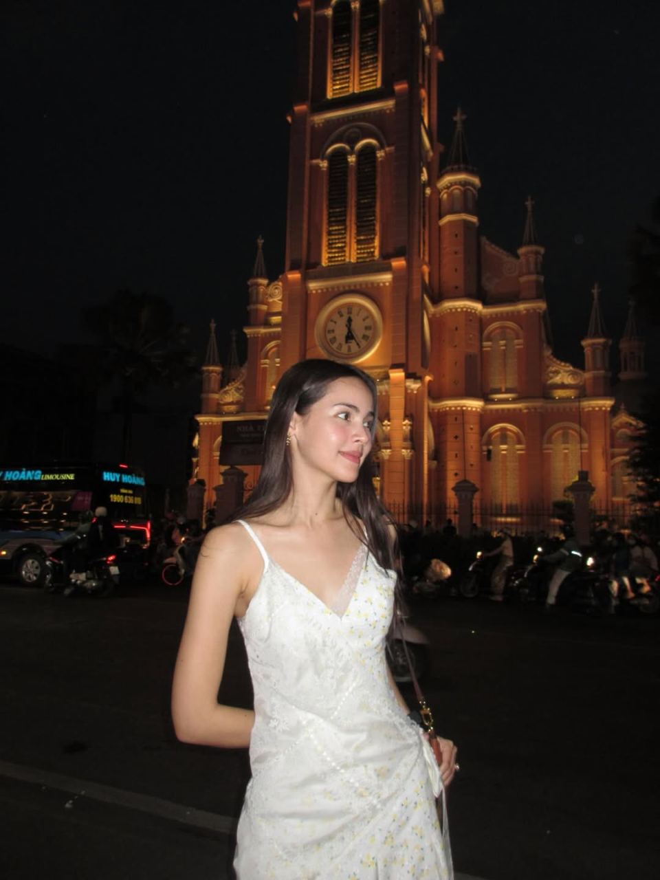 Nữ diễn viên nổi tiếng nhất Thái Lan Yaya Urassaya chia sẻ hình ảnh xinh đẹp tại Nhà thờ Tân Định trên trang Instagram 13 triệu người theo dõi