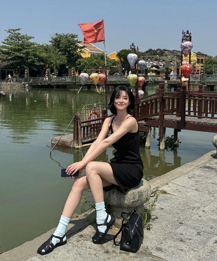 Nữ diễn viên Hàn Quốc Kwon Nara gây ấn tượng với vẻ đẹp nhẹ nhàng, thanh thoát tại phố cổ Hội An
