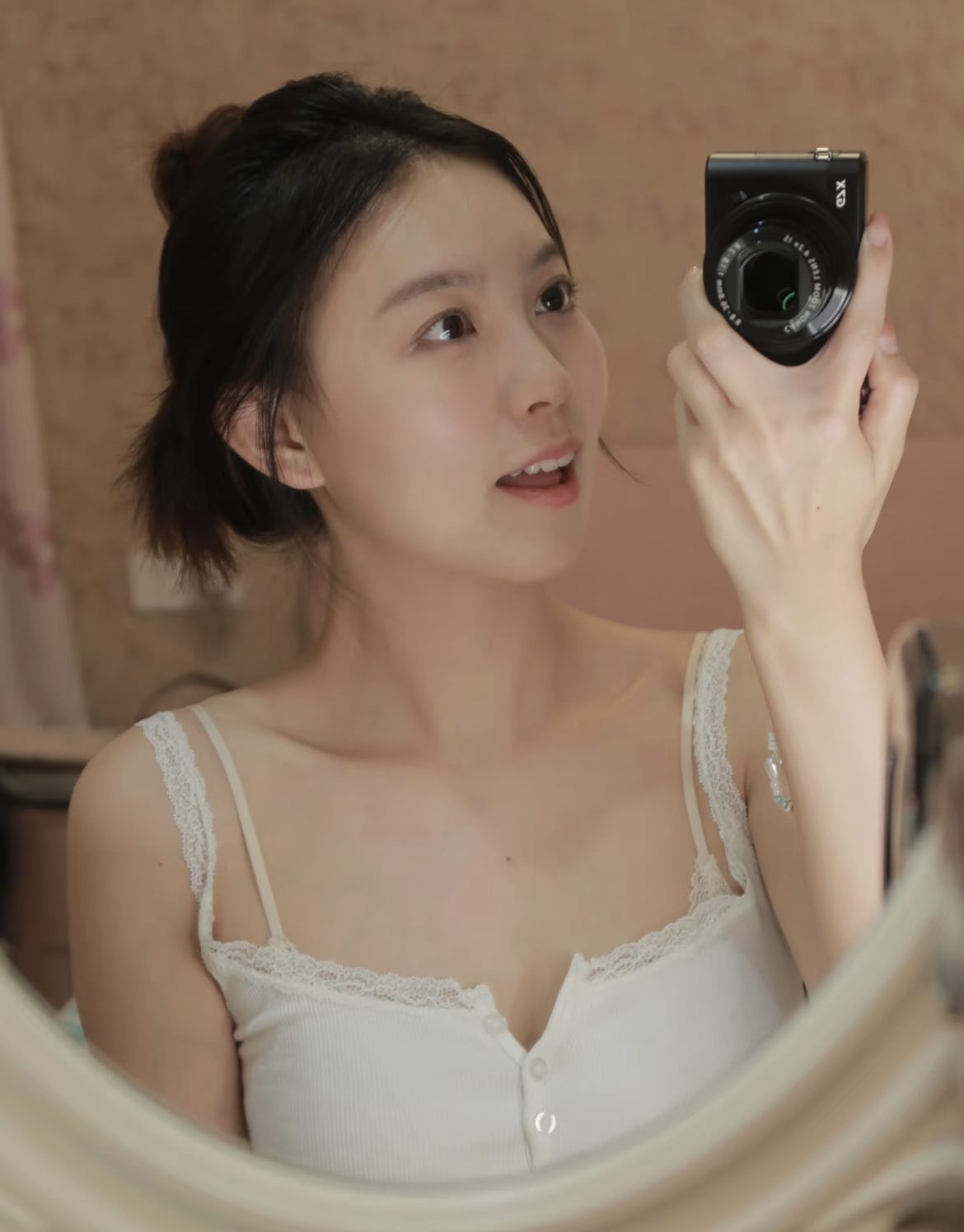 Bình thường hoá chuyện lộ dây áo lót, có nhiều cách được mọi người khen đẹp đây này!