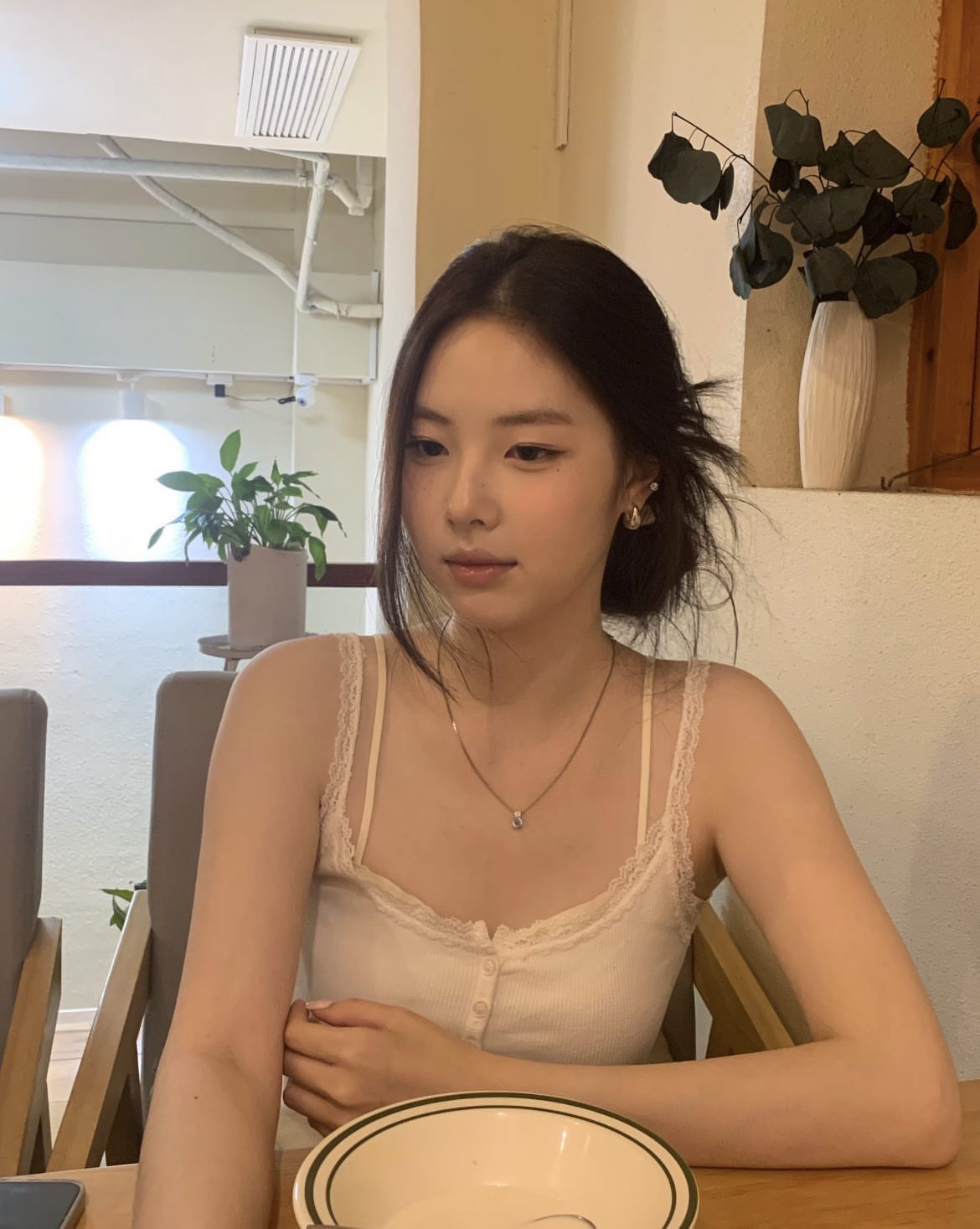 Hội chị em giờ không còn quá áp lực chuyện phải giấu bằng được dây áo khi diện áo hai dây. (Nguồn: Internet)