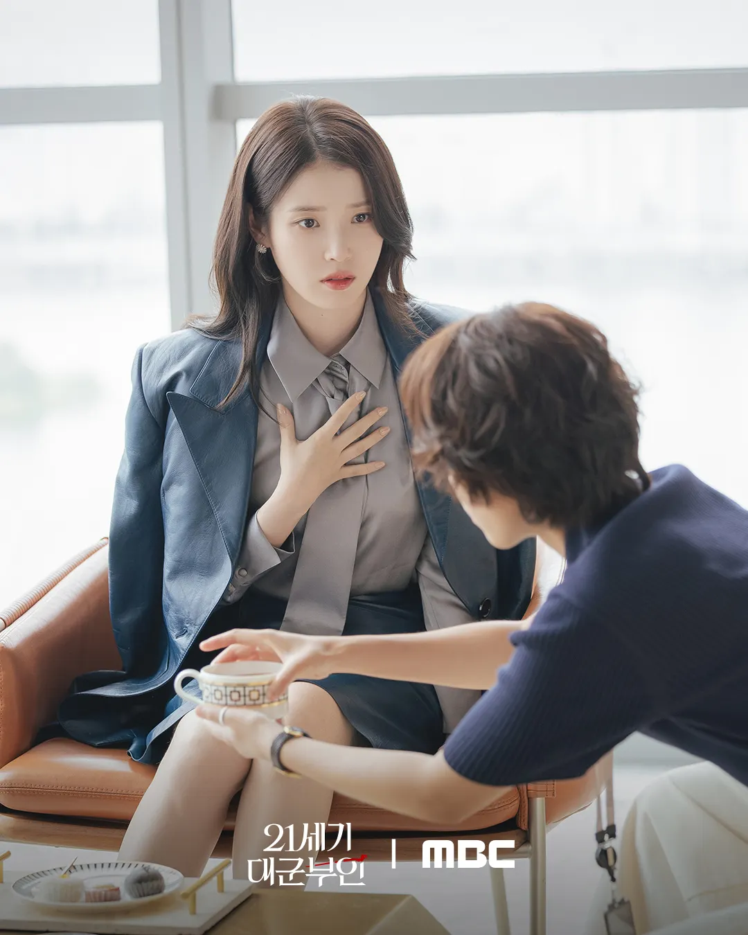 Bộ móng trông không giàu nổi của IU