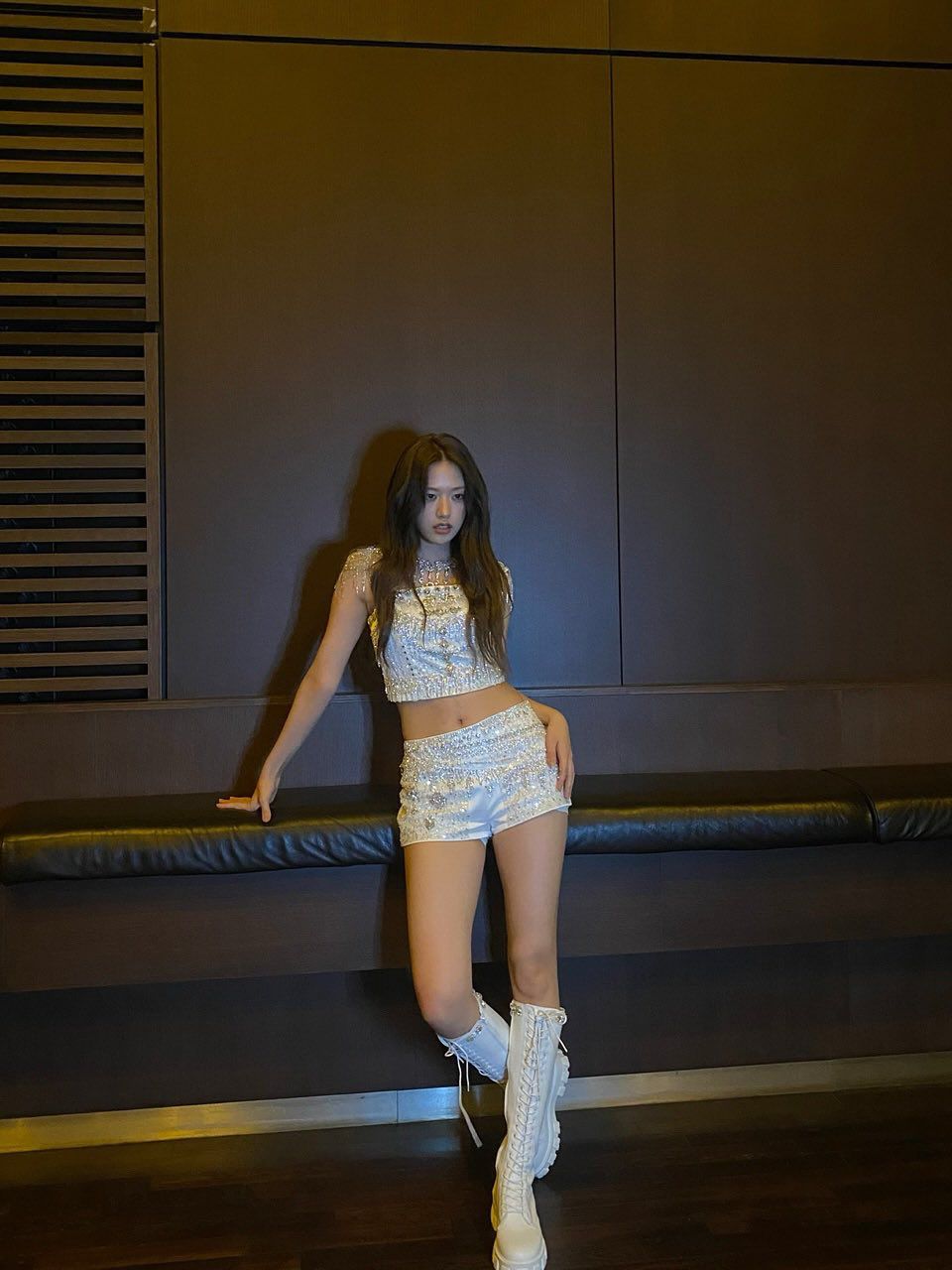 Ai là người sở hữu đôi chân đẹp nhất Kpop, đến công chúa trong giới cũng phải thua?