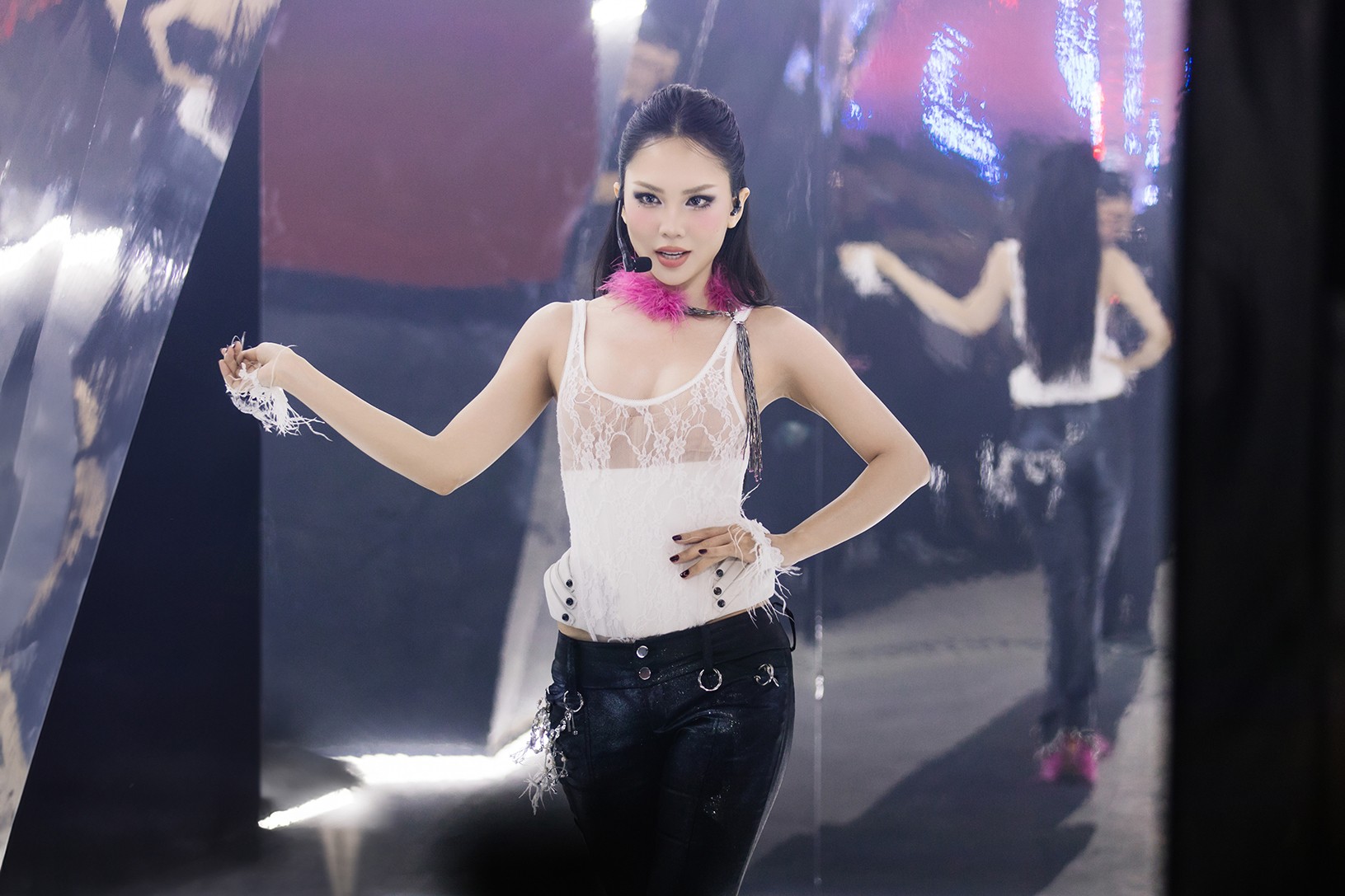 Mai Phương ra mắt album đầu tay mang tên A Beautiful Mess vào tháng 10 năm ngoái