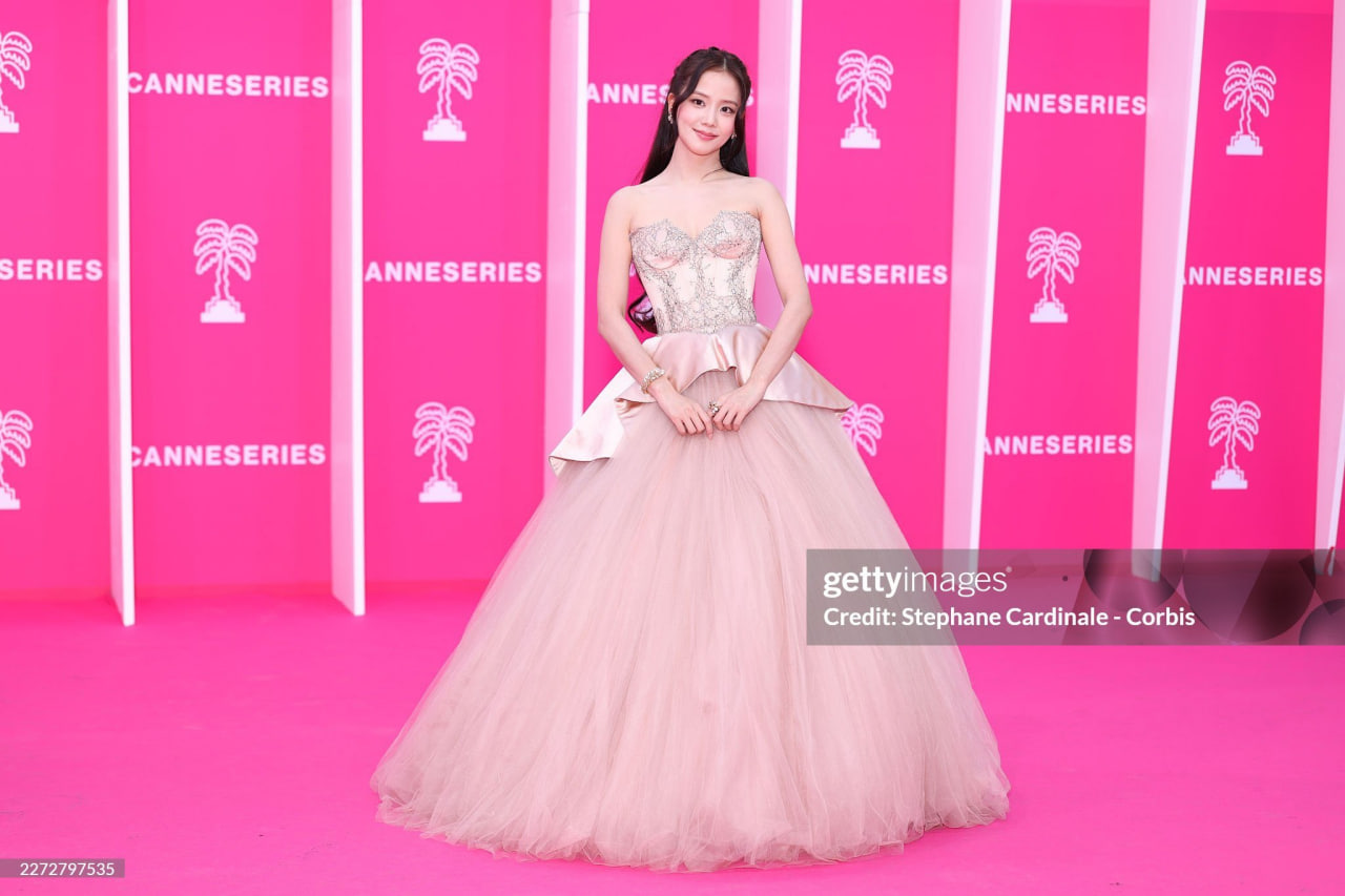 Jisoo gây chú ý khi xuất hiện tại liên hoan phim Cannes 