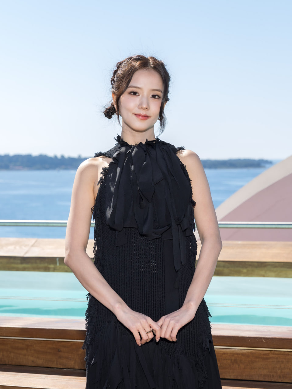Bên cạnh ca hát và diễn xuất, Jisoo còn duy trì sức hút trên lĩnh vực thời trang khi đảm nhận vị trí đại sứ toàn cầu cho các nhà mốt nổi tiếng