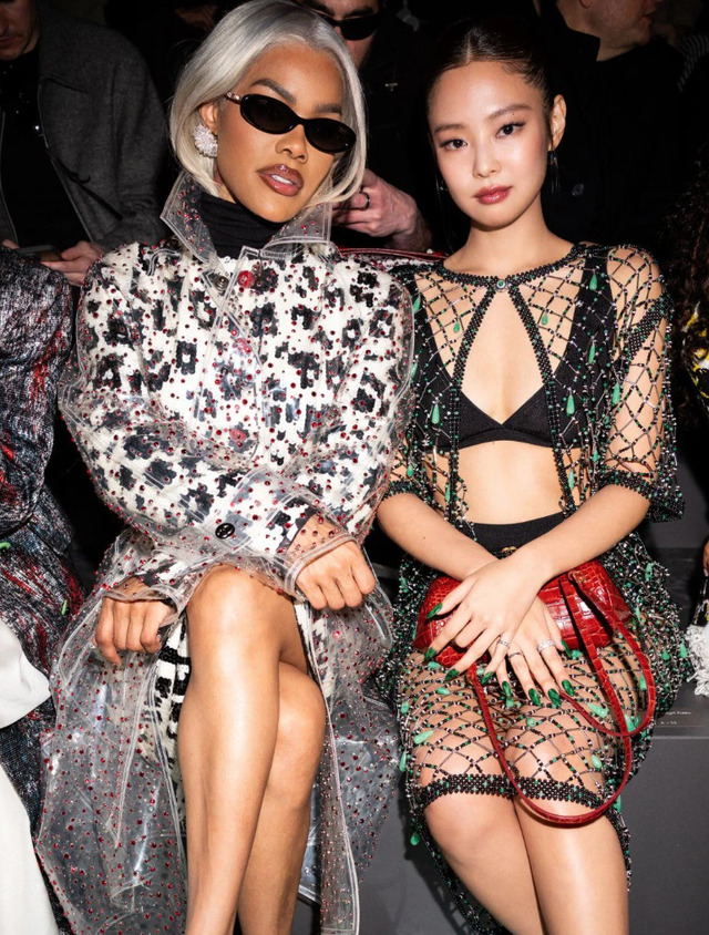 Jennie và Teyana Taylor tại show Chanel.