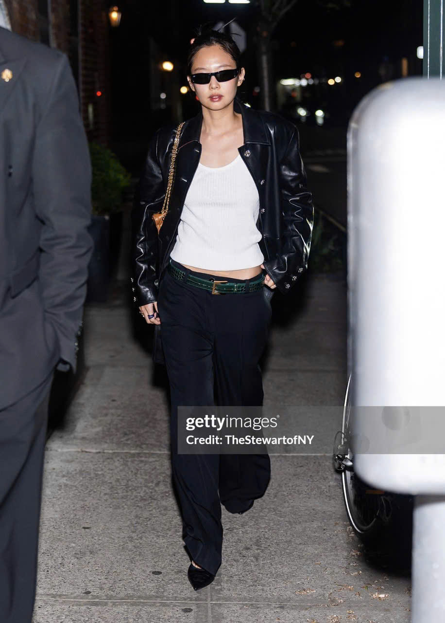 Jennie chưa tới Met Gala đã chiếm spotlight: “Xé váy” thành phiên bản riêng, mỗi bước đi đều gây bão