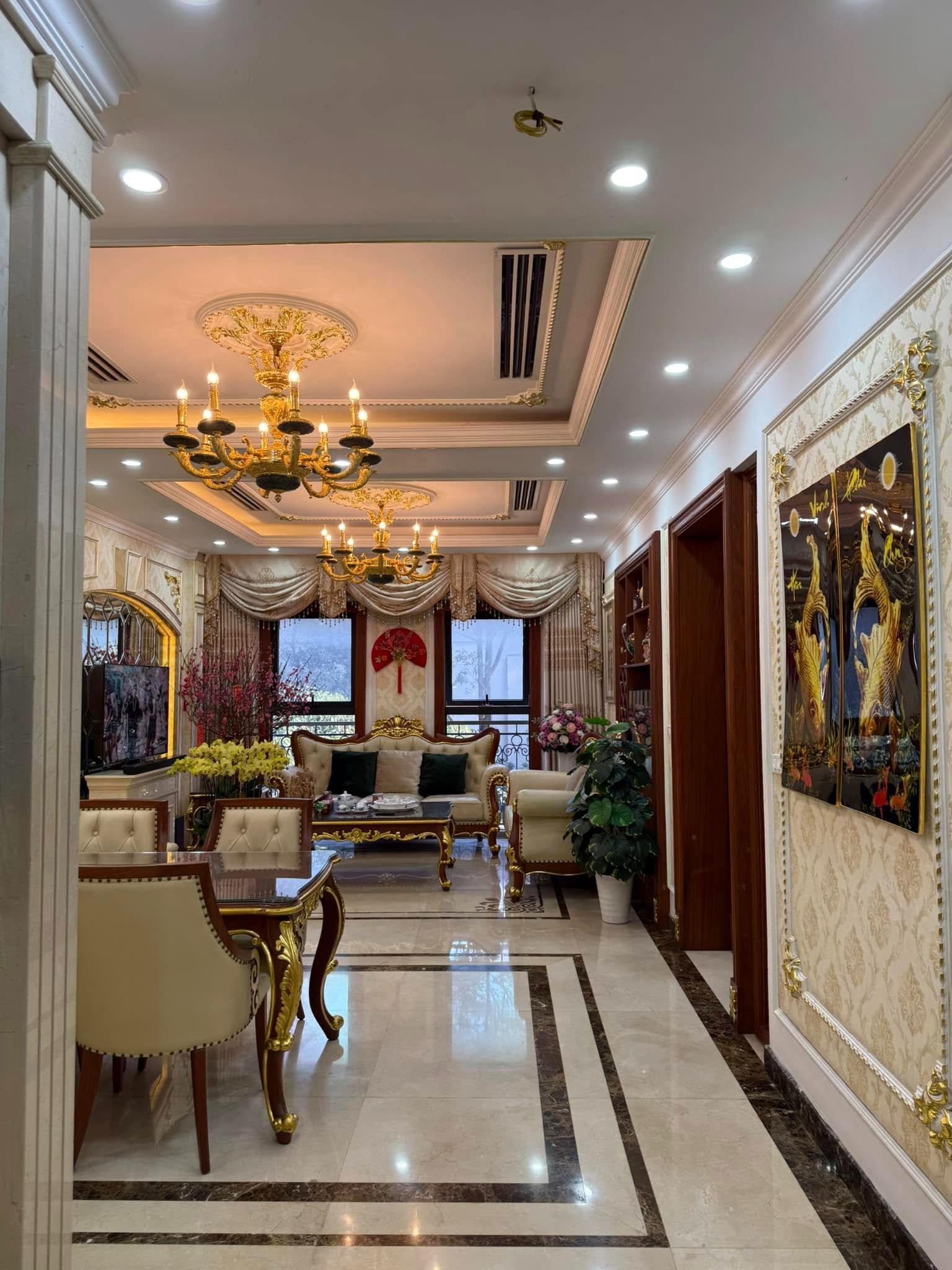 Từng món nội thất và thiết kế trong nhà đều được chọn lựa kỹ lưỡng, mang phong cách tân cổ điển vừa sang trọng vừa tinh tế