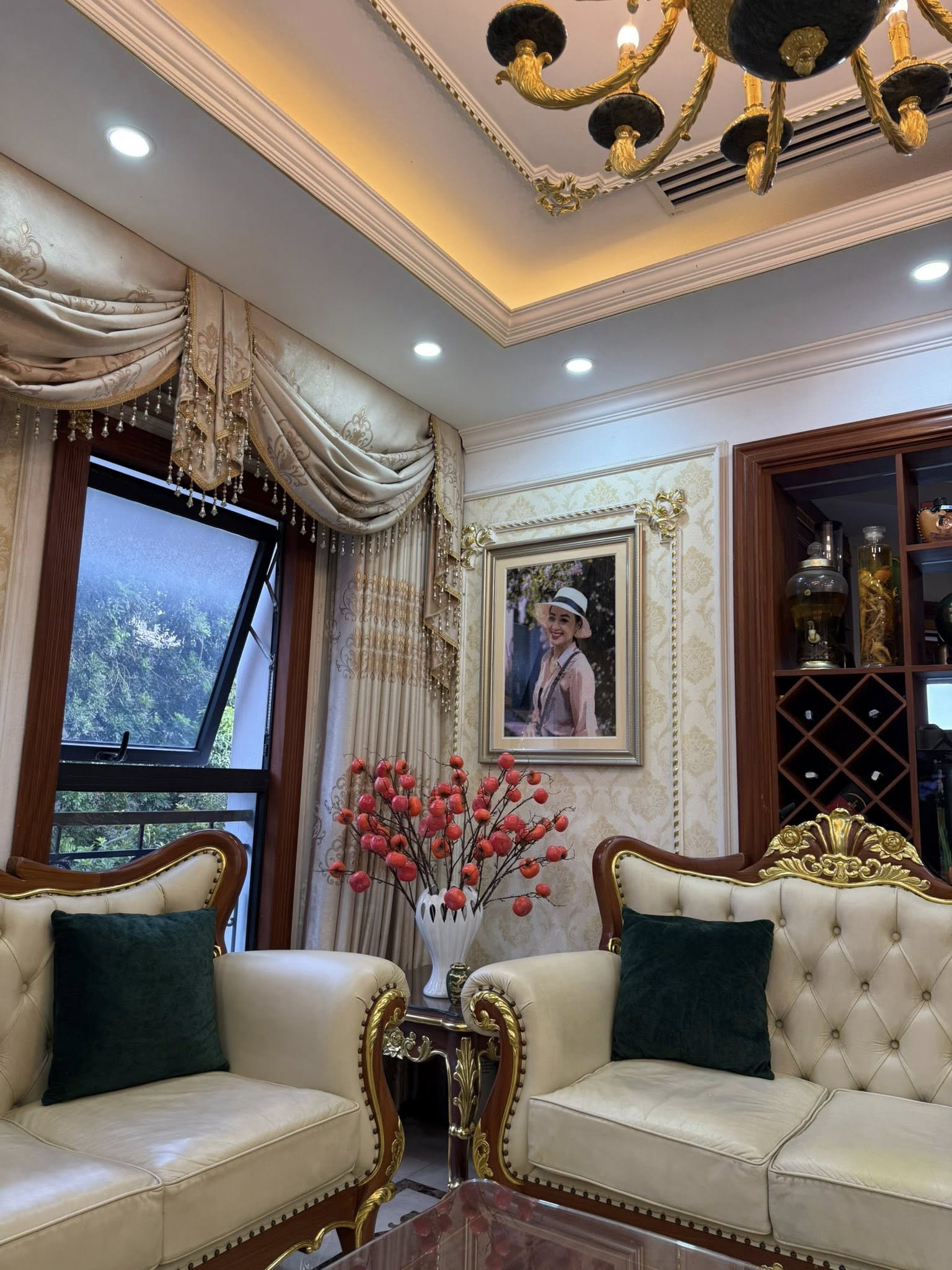 Không gian có nhiều hệ cửa kính giúp đón nắng, đón gió và lưu thông khí trời, khiến tổng thể luôn thoáng đãng, sáng sủa và tràn đầy sức sống
