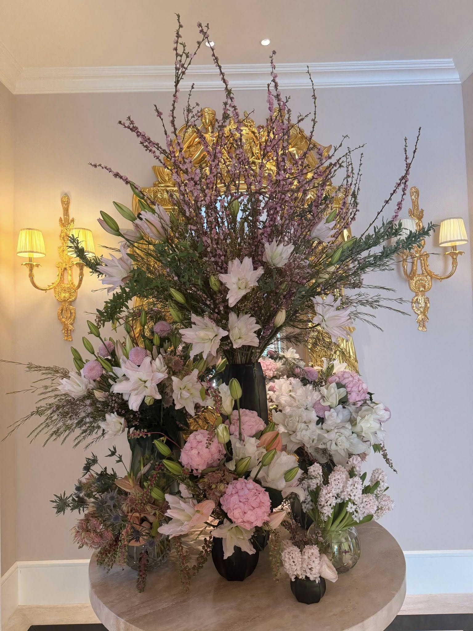 Đỗ Mạnh Cường chuộng các loại nhập khẩu đắt đỏ như Amaryllis, cẩm tú cầu, bắp cải cảnh, phối cùng dương xỉ và xô thơm
