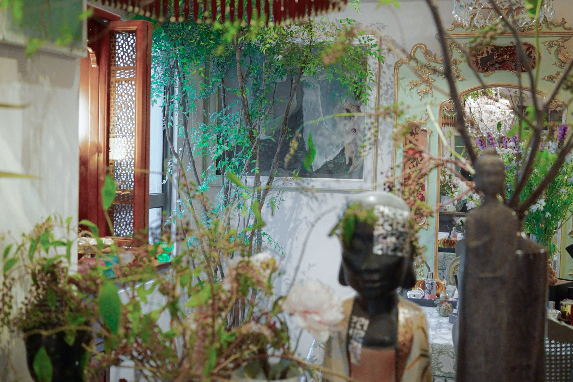Những món decor, chậu cây, hoa tươi cho đến bảng phối màu đều được Lý Quí Khánh lựa chọn và sắp đặt kỹ lưỡng