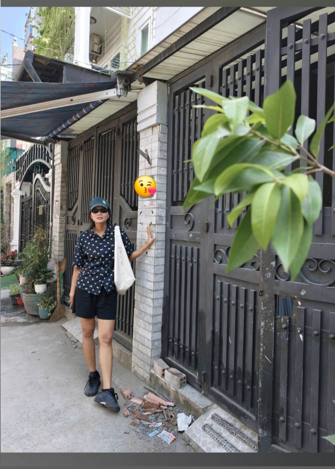   Hoa hậu H'Hen Niê ký nhận bàn giao nhà sau khi sinh con đầu lòng 5 ngày. Ảnh: FBNV  