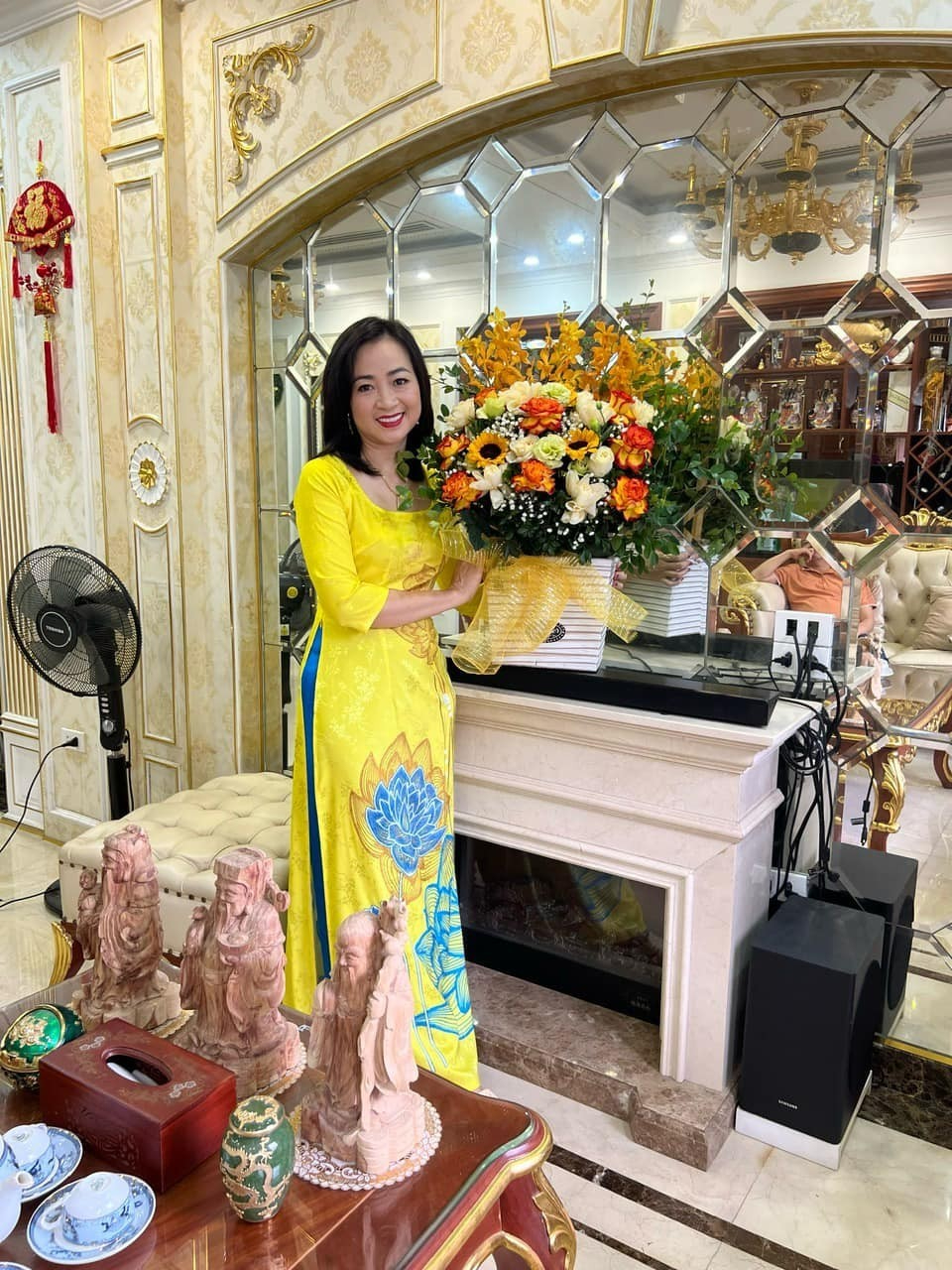 NSƯT Linh Huệ check-in trong cơ ngơi mặt phố đắt giá của gia đình.