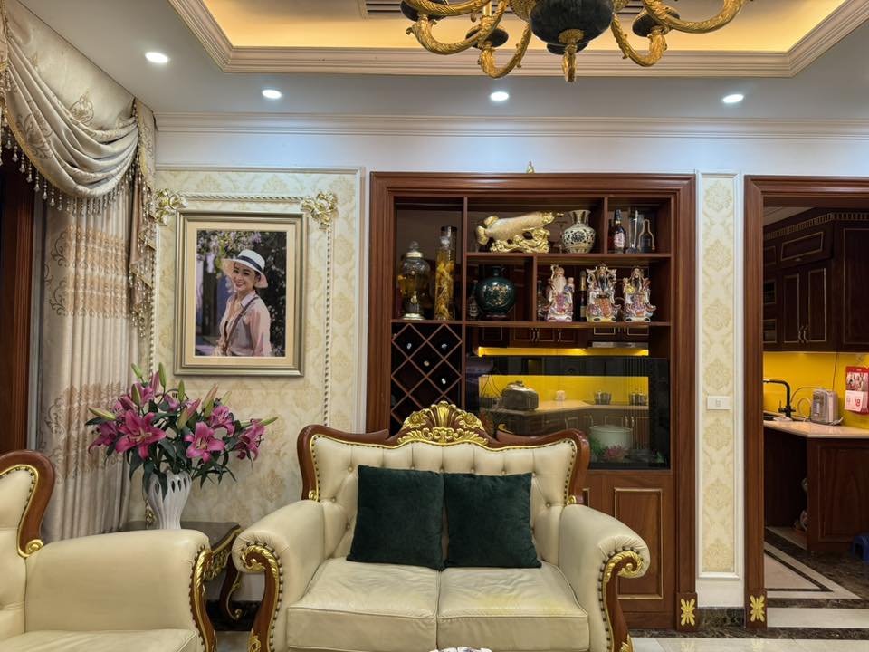 Trong phòng khách trưng bày nhiều ảnh nghệ thuật, nổi bật là bức tranh thêu tay mà NSƯT Linh Huệ được khán giả hâm mộ gửi tặng