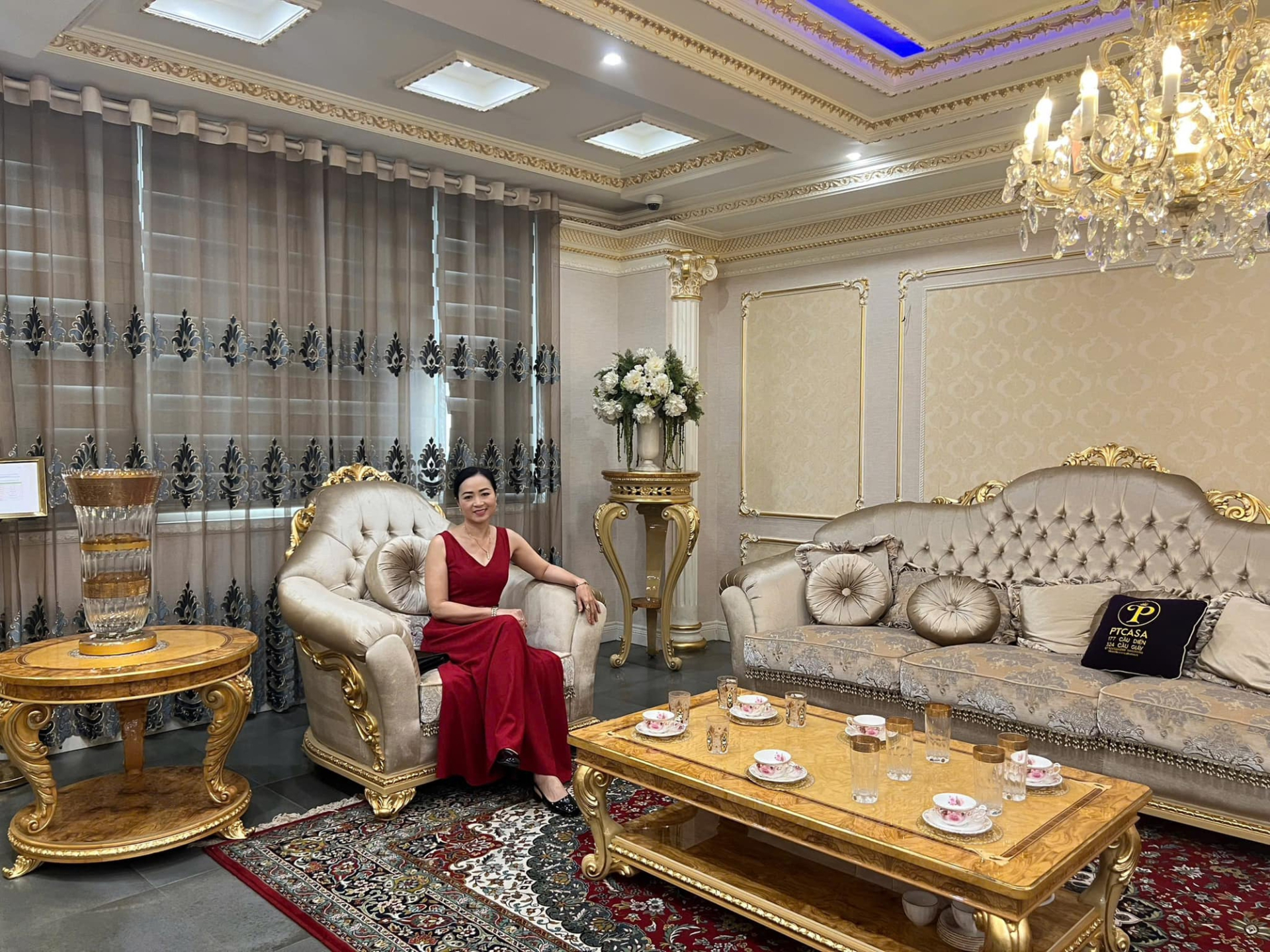 Không gian phòng khách trong căn nhà phố rộng 150m2 của NSƯT Linh Huệ