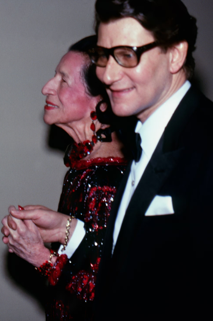 Cựu tổng biên tập Vogue Diana Vreeland và NTK Yves Saint Laurent tại Met Gala 1981.