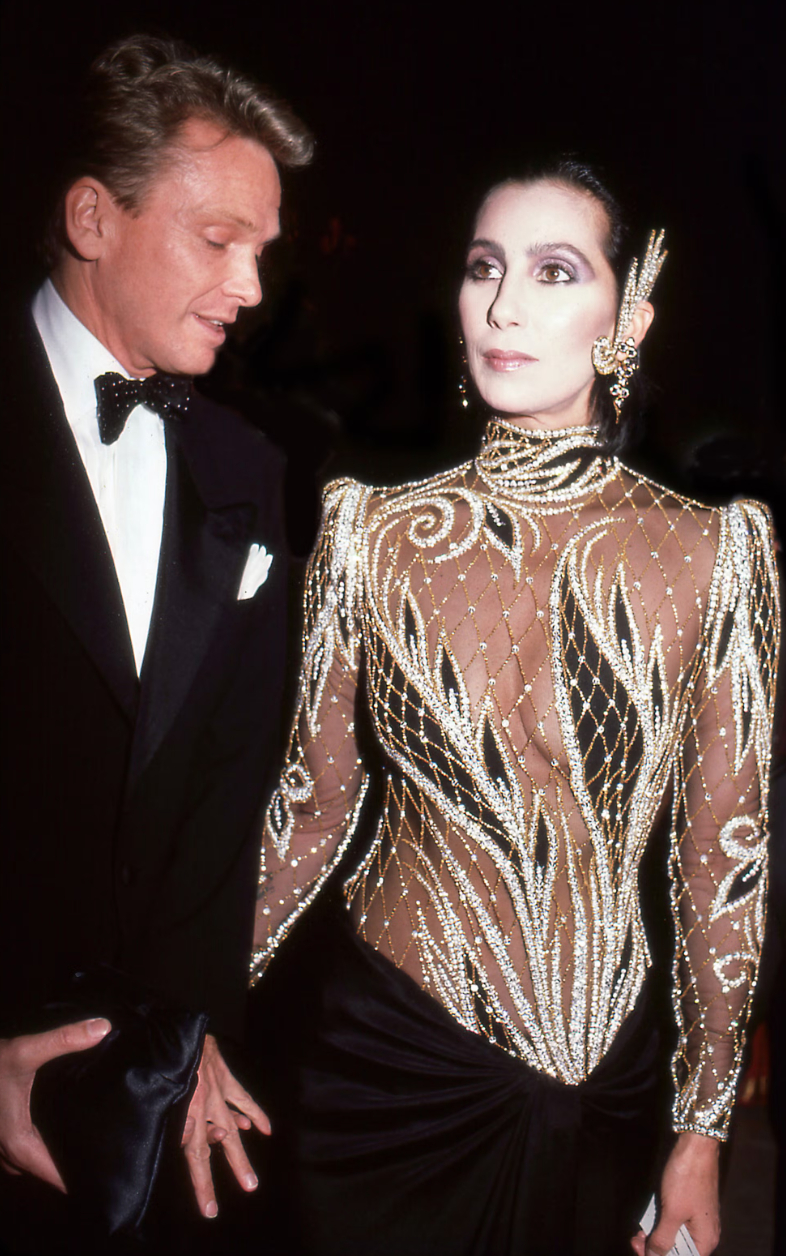  Cher và NTK Bob Mackie, người cộng sự lâu năm của bà, tại Met Gala 1985.