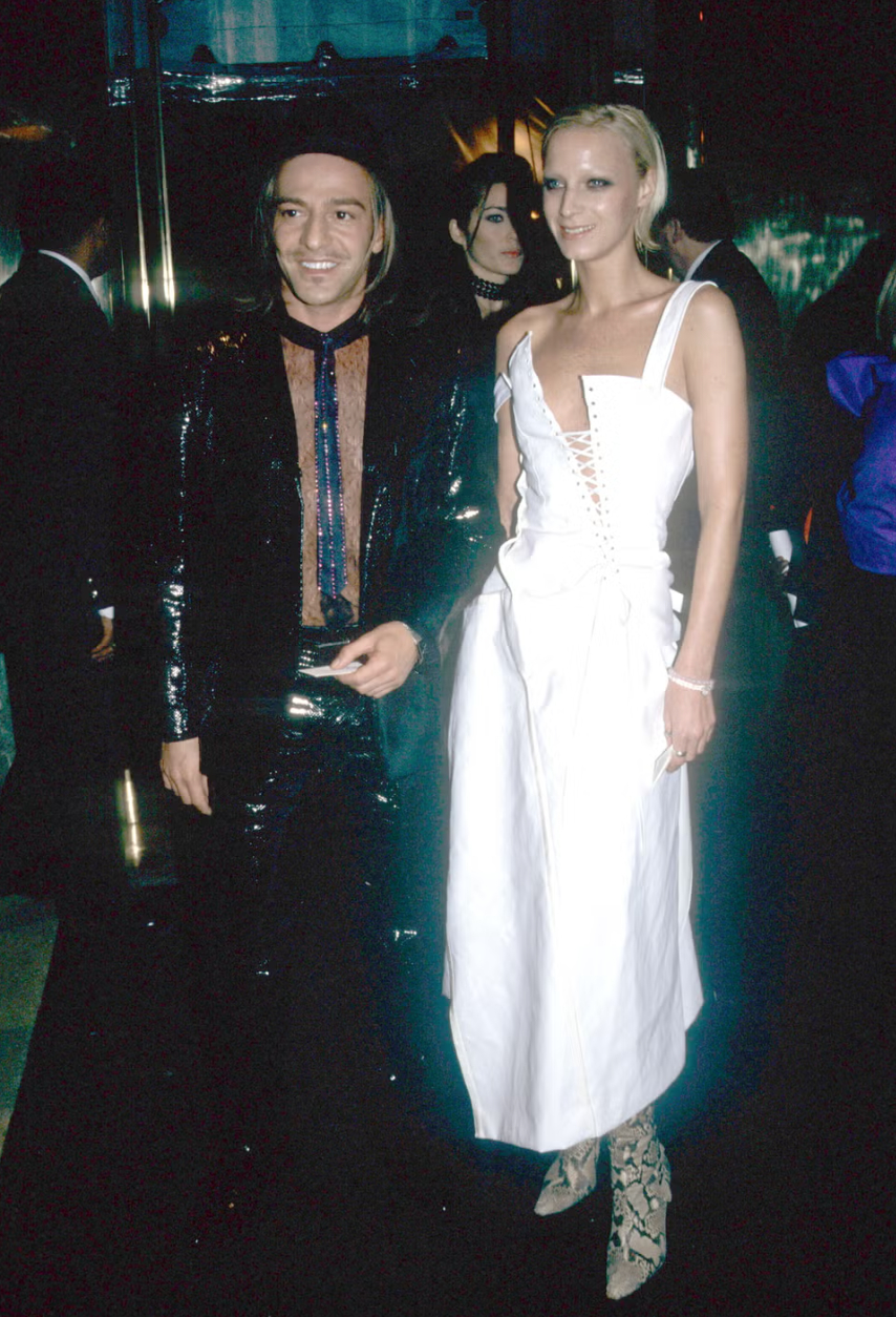  NTK John Galliano và bạn đồng hành tại Met Gala 1995