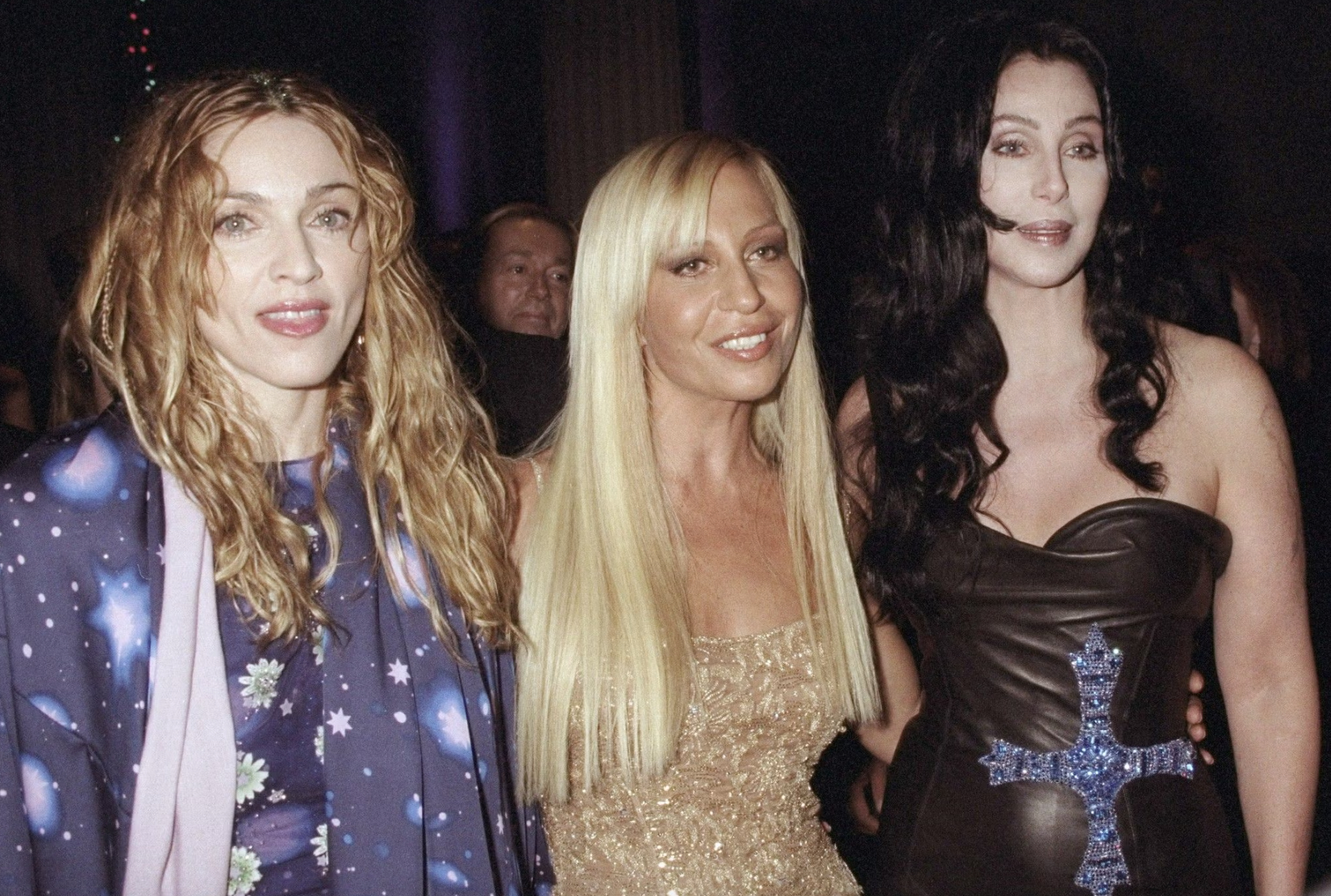  Hai biểu tượng nhạc pop Madonna, Cher chụp hình cùng Donatella Versace tại Met Gala 1997.