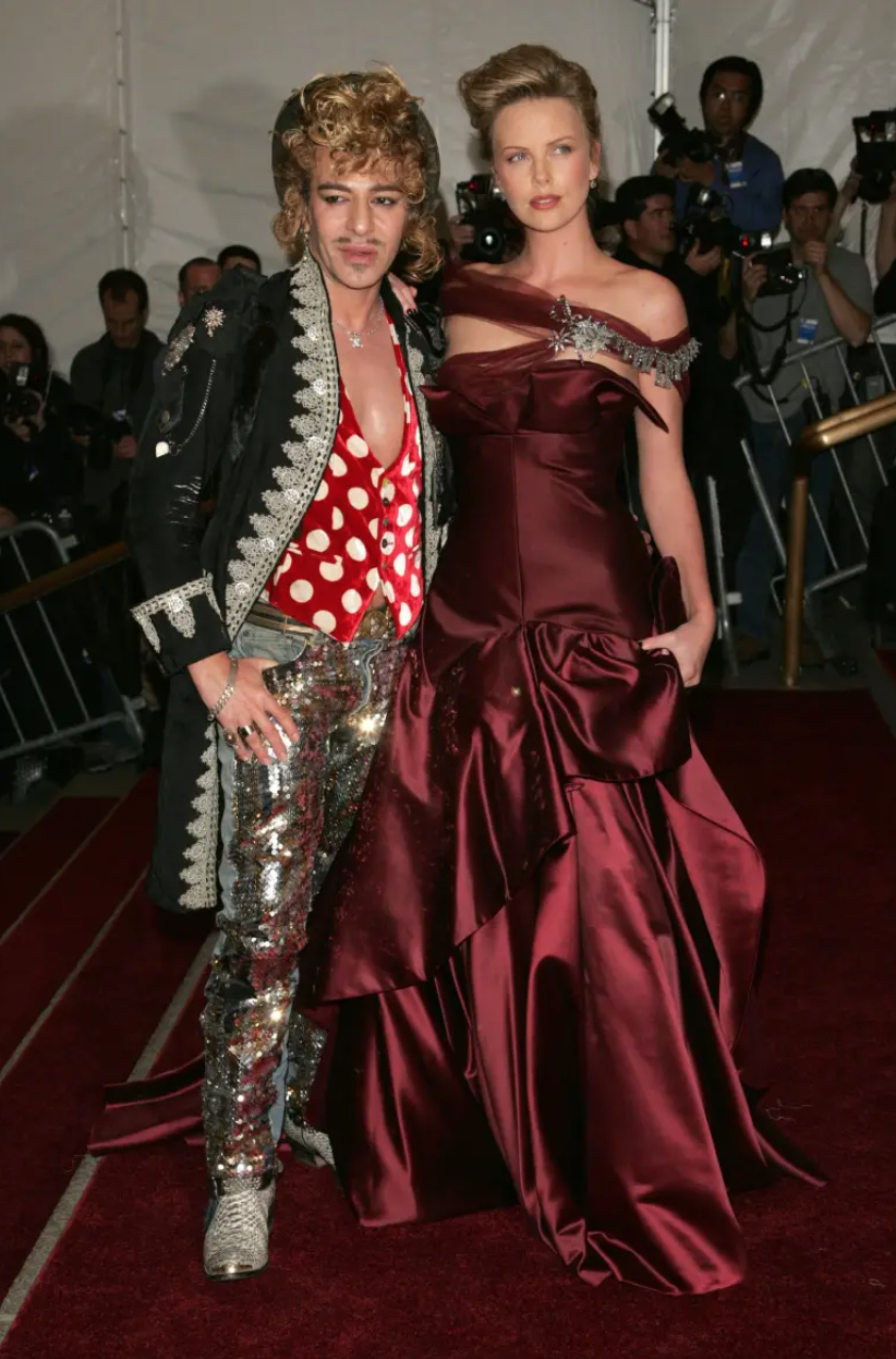  Cựu GĐST Dior John Galliano và nữ diễn viên Charlize Theron mang đến sự kịch tính cho thảm đỏ Met Gala 2007.
