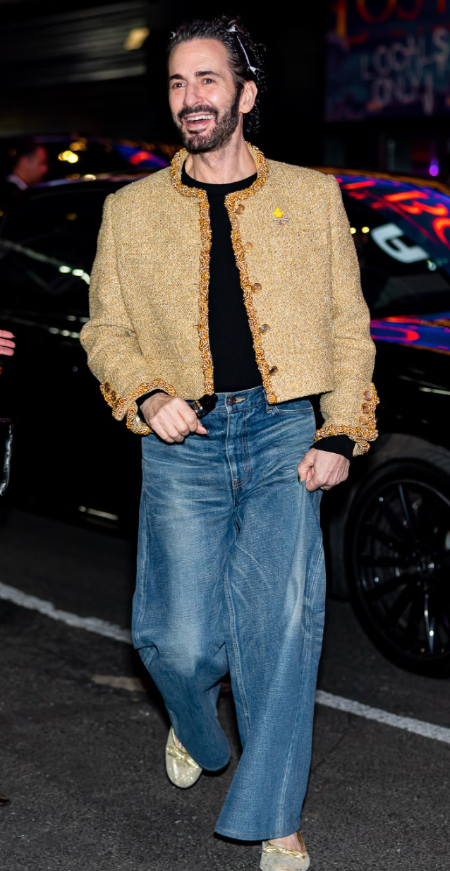   NTK Marc Jacobs diện áo tweed màu vàng cát cùng chiếc quần jeans đơn giản.  