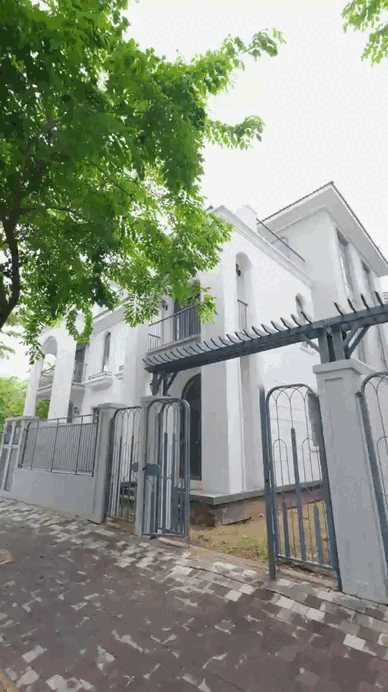 Không gian có diện tích đất 180m², tổng diện tích sàn khoảng 257m².