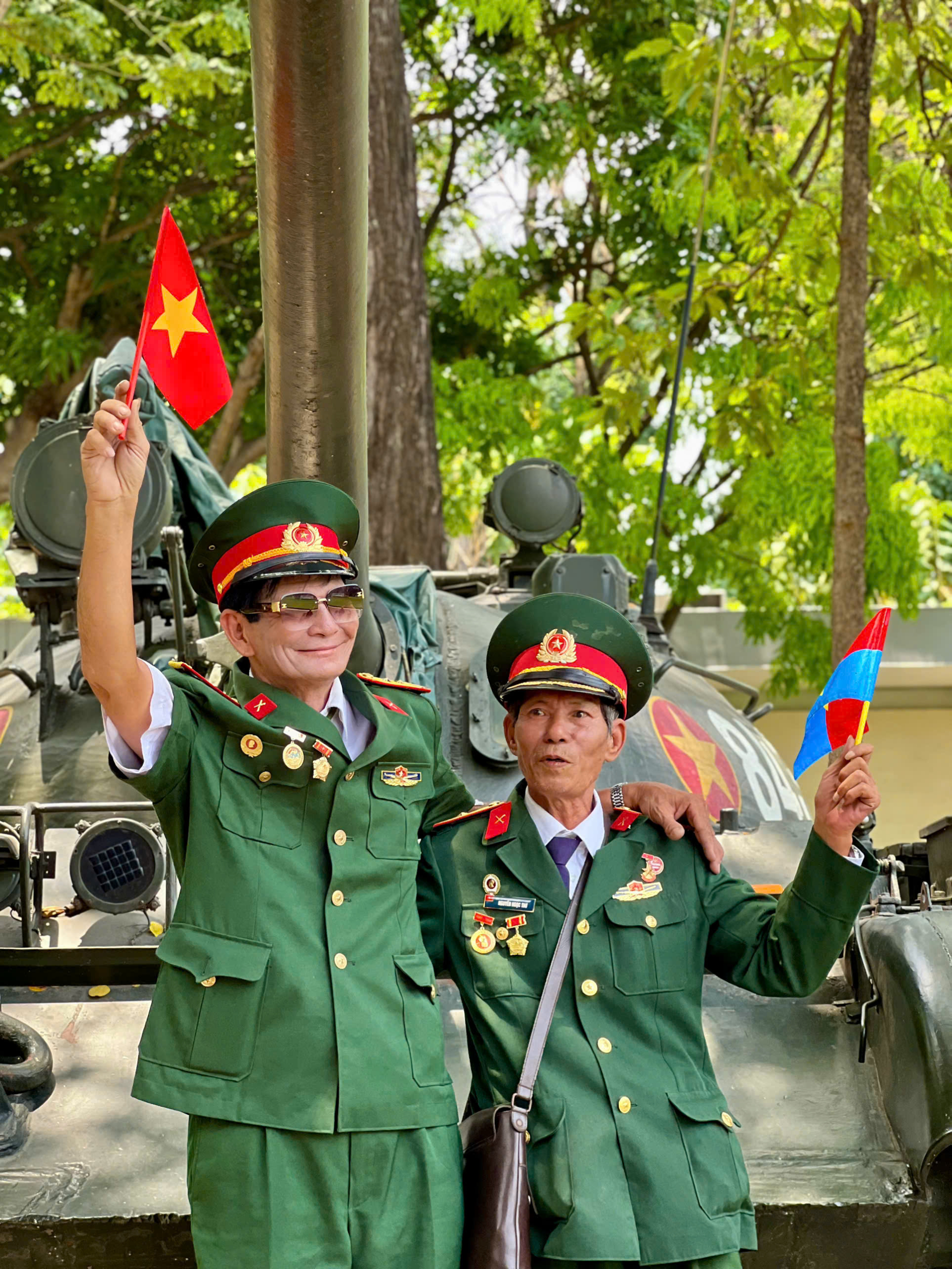 Niềm vui của các cựu chiến binh khi về thăm lại di tích Dinh Độc Lập (Hội trường Thống nhất). Ảnh: VGP.