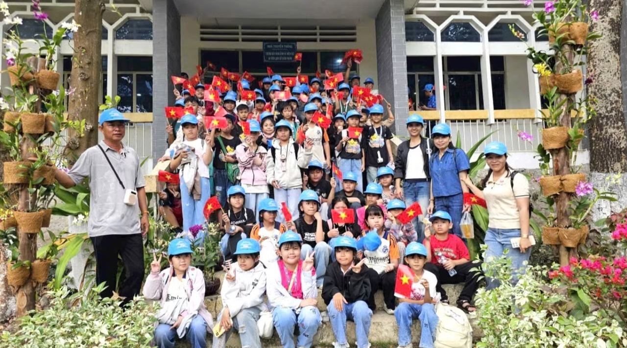 Trong kỳ nghỉ 30/4 - 1/5, đồi Tức Dụp (An Giang) đón hàng ngàn lượt khách tham quan.