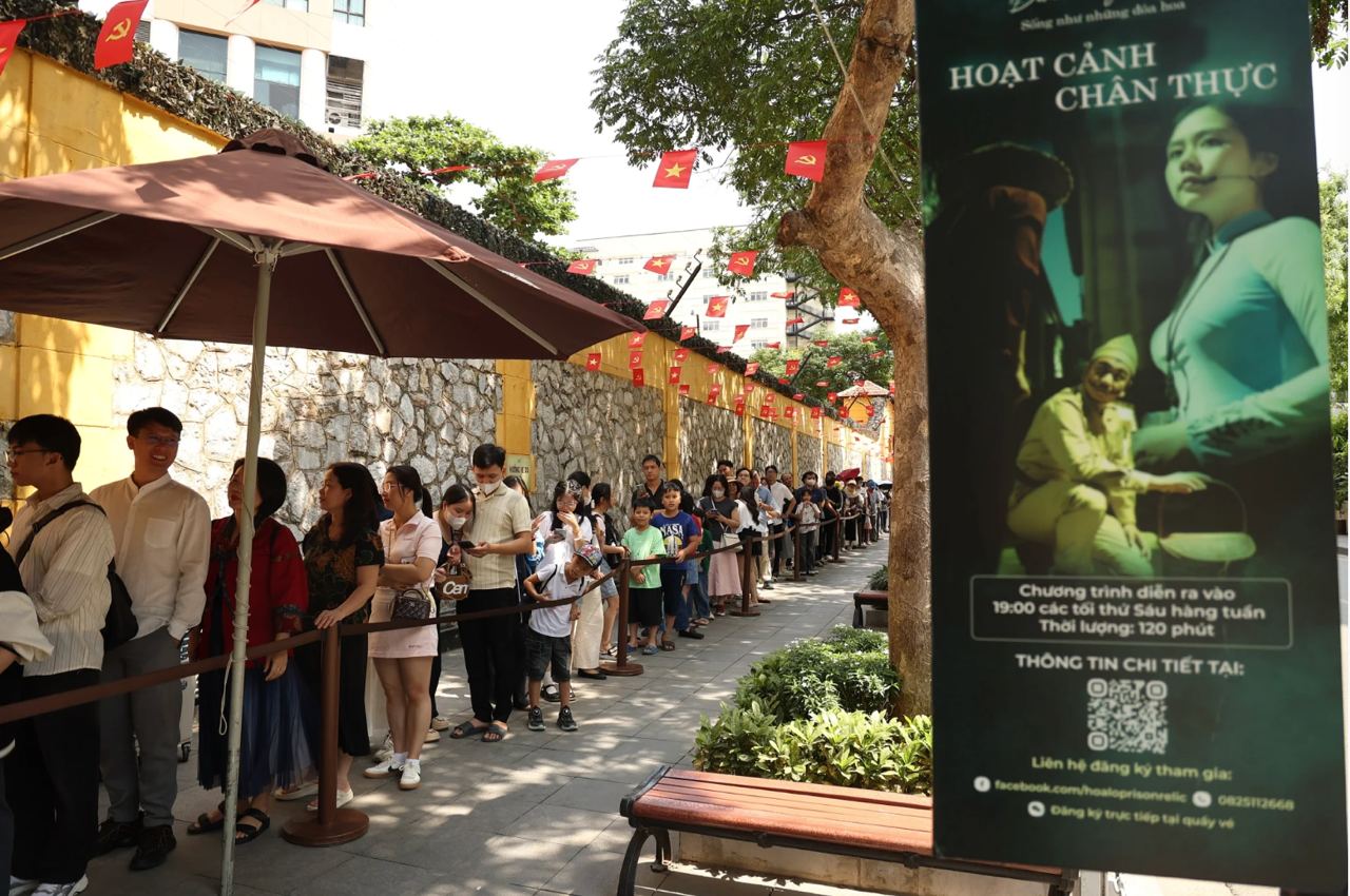 Di tích Nhà tù Hỏa Lò cũng đón hàng nghìn lượng khách trong kỳ nghỉ lễ kéo dài này.