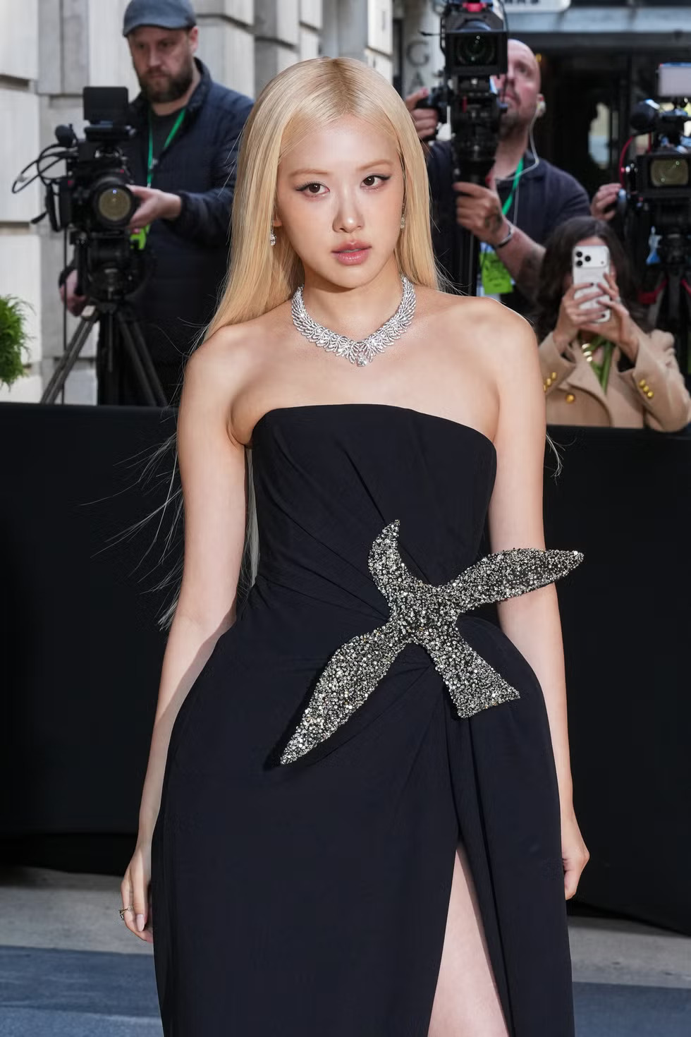 Rosé quyết tâm “chìm nghỉm” giữa Met Gala 2026: Khi an toàn trở thành con dao hai lưỡi