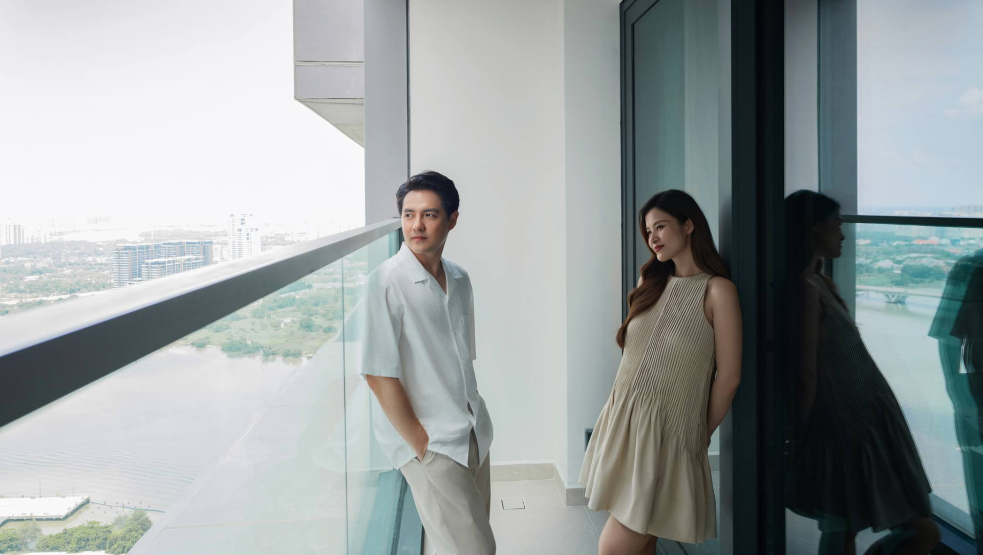 Ban công căn hộ sở hữu tầm nhìn rộng mở, bao quát toàn cảnh thành phố và sông Sài Gòn, mang lại cảm giác thoáng đãng và thư thái