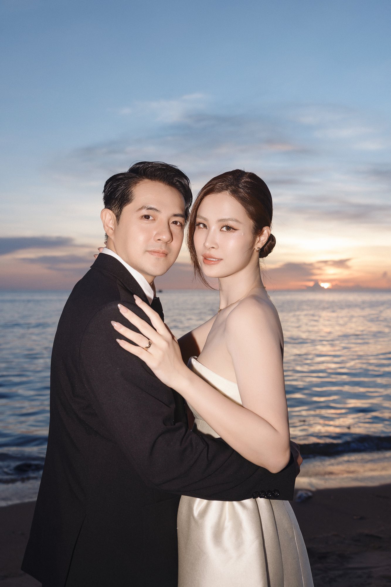Thiếu gia tập đoàn nhựa cưới vợ mỹ nhân showbiz: Chuyện tình ngỡ như cổ tích, tổ ấm bạc tỷ khiến ai cũng trầm trồ