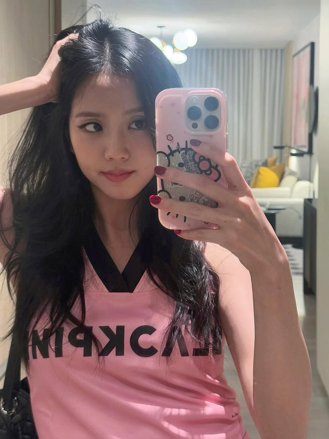 Jisoo mặc màu hồng hợp đến lạ: Không sến súa, xinh vô địch thiên hạ! 