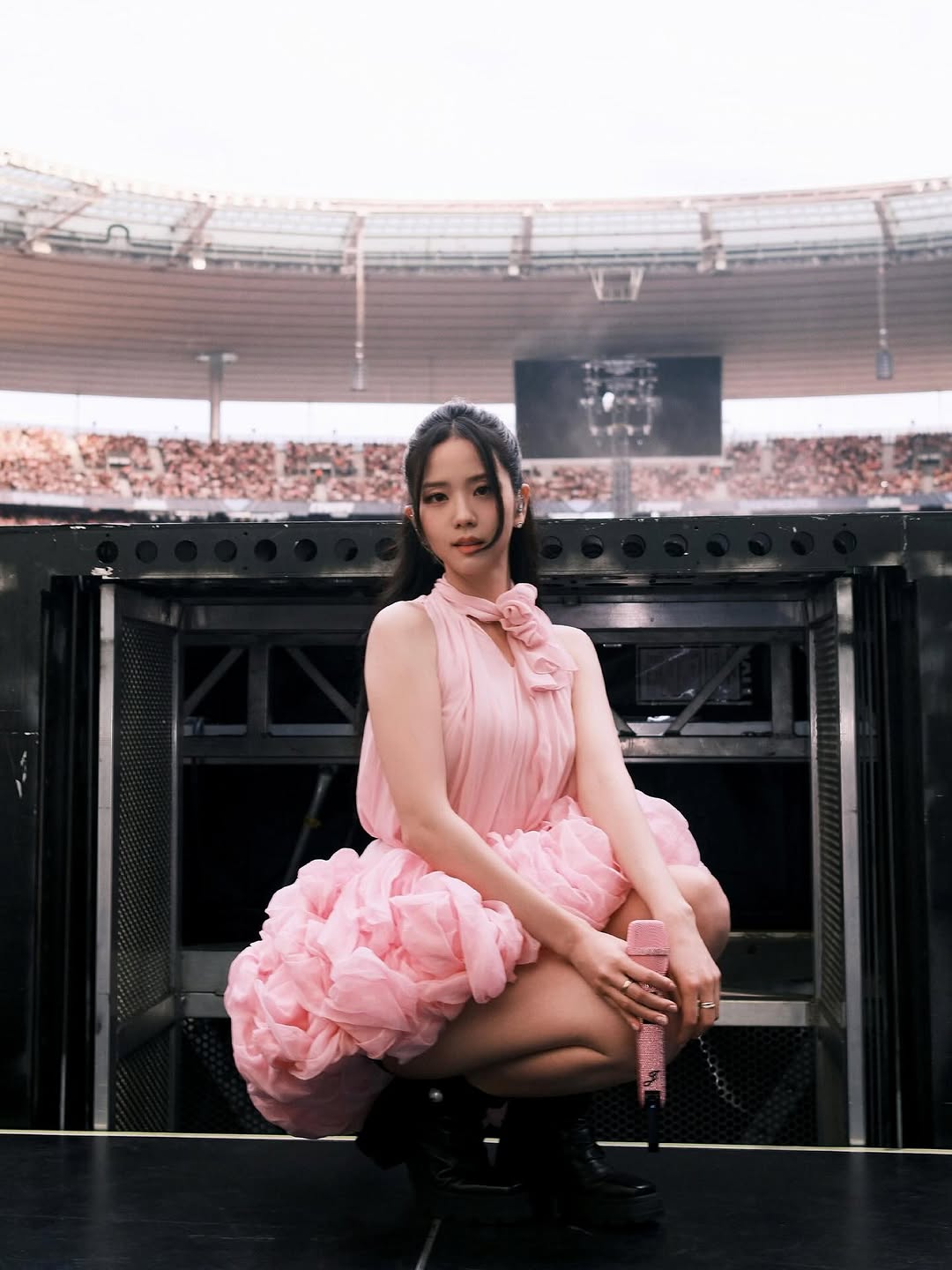Jisoo mặc màu hồng hợp đến lạ: Không sến súa, xinh vô địch thiên hạ! 